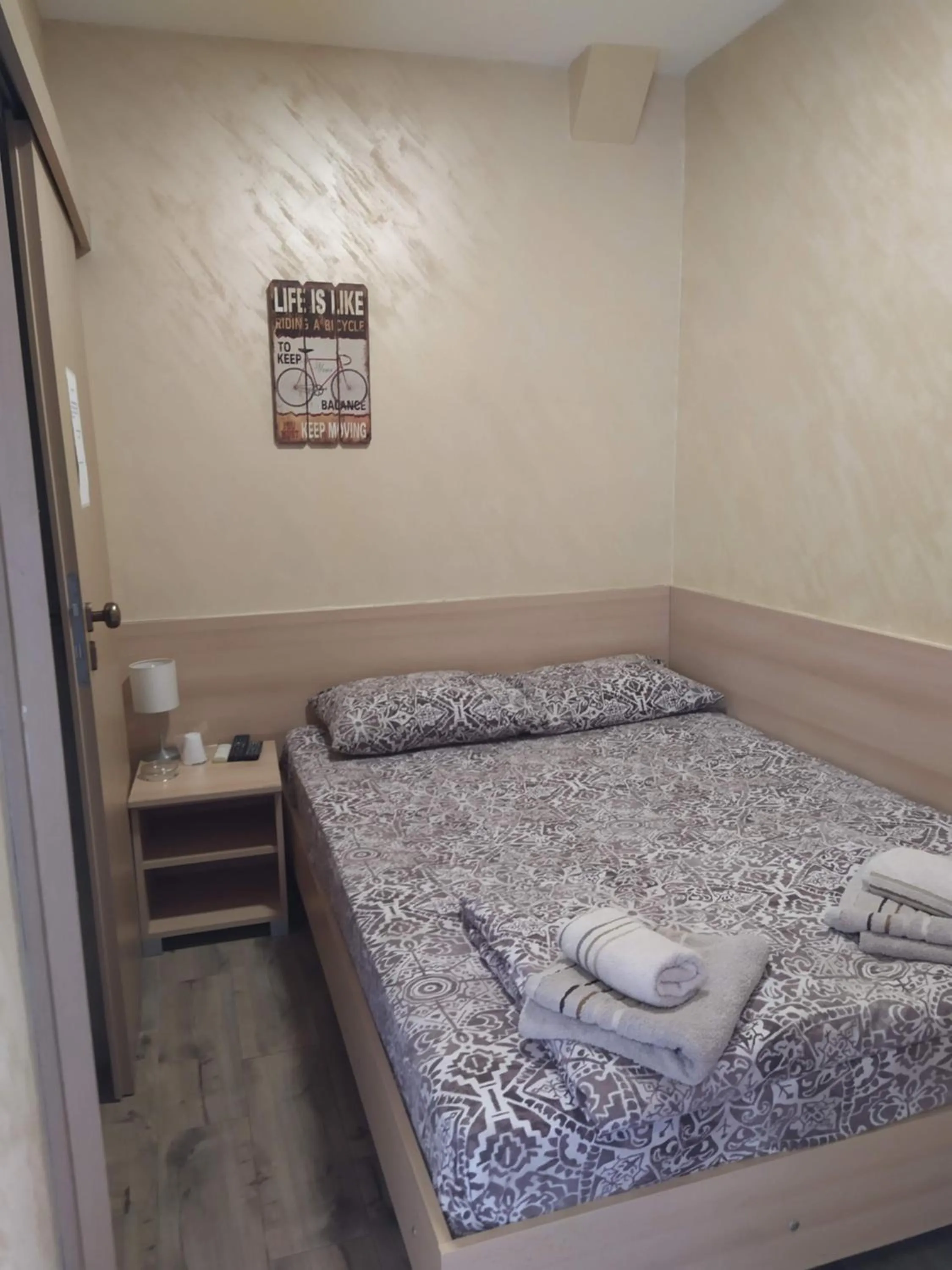 Bed in Rooms Green Set