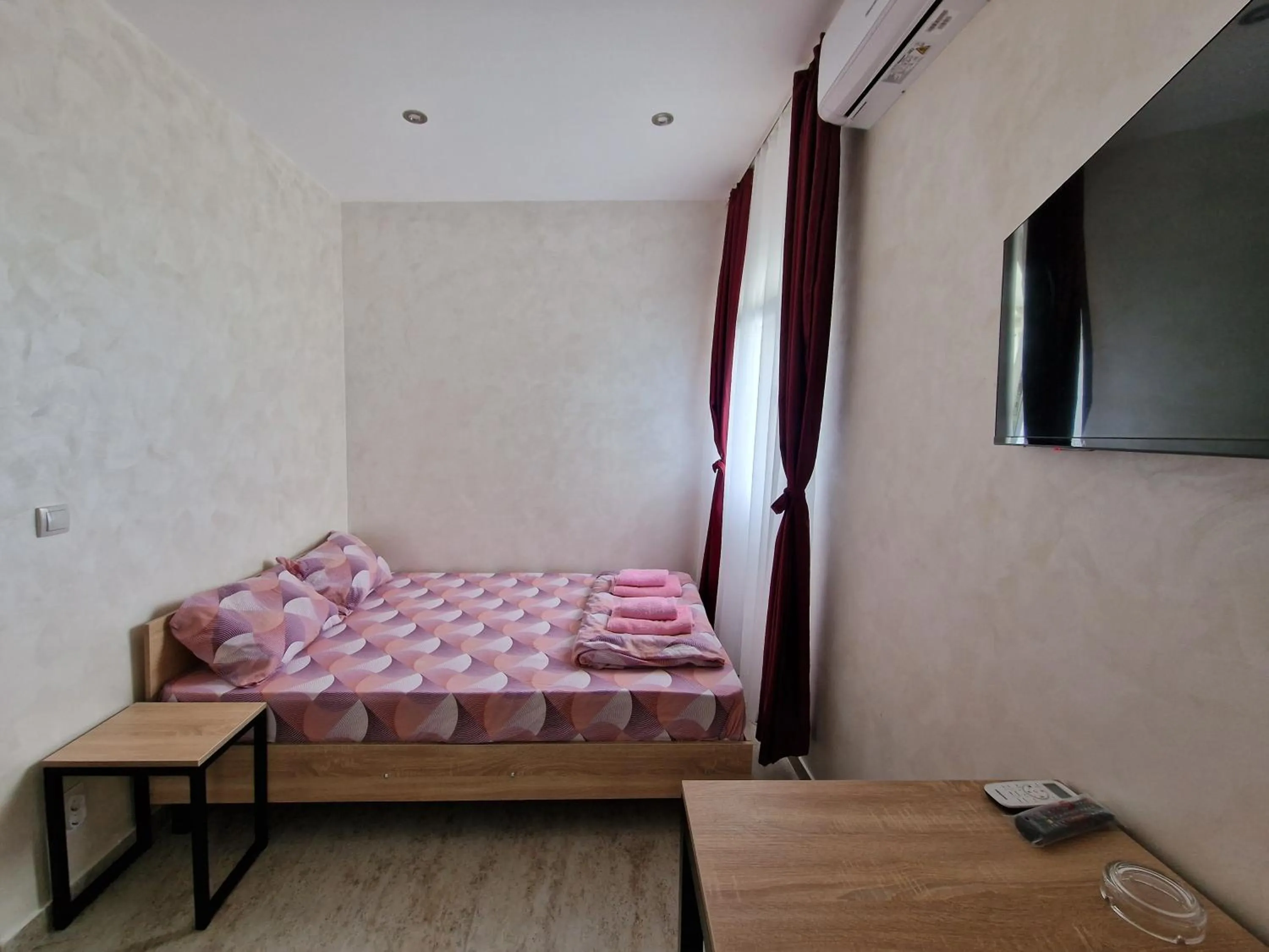 Bed in Rooms Green Set