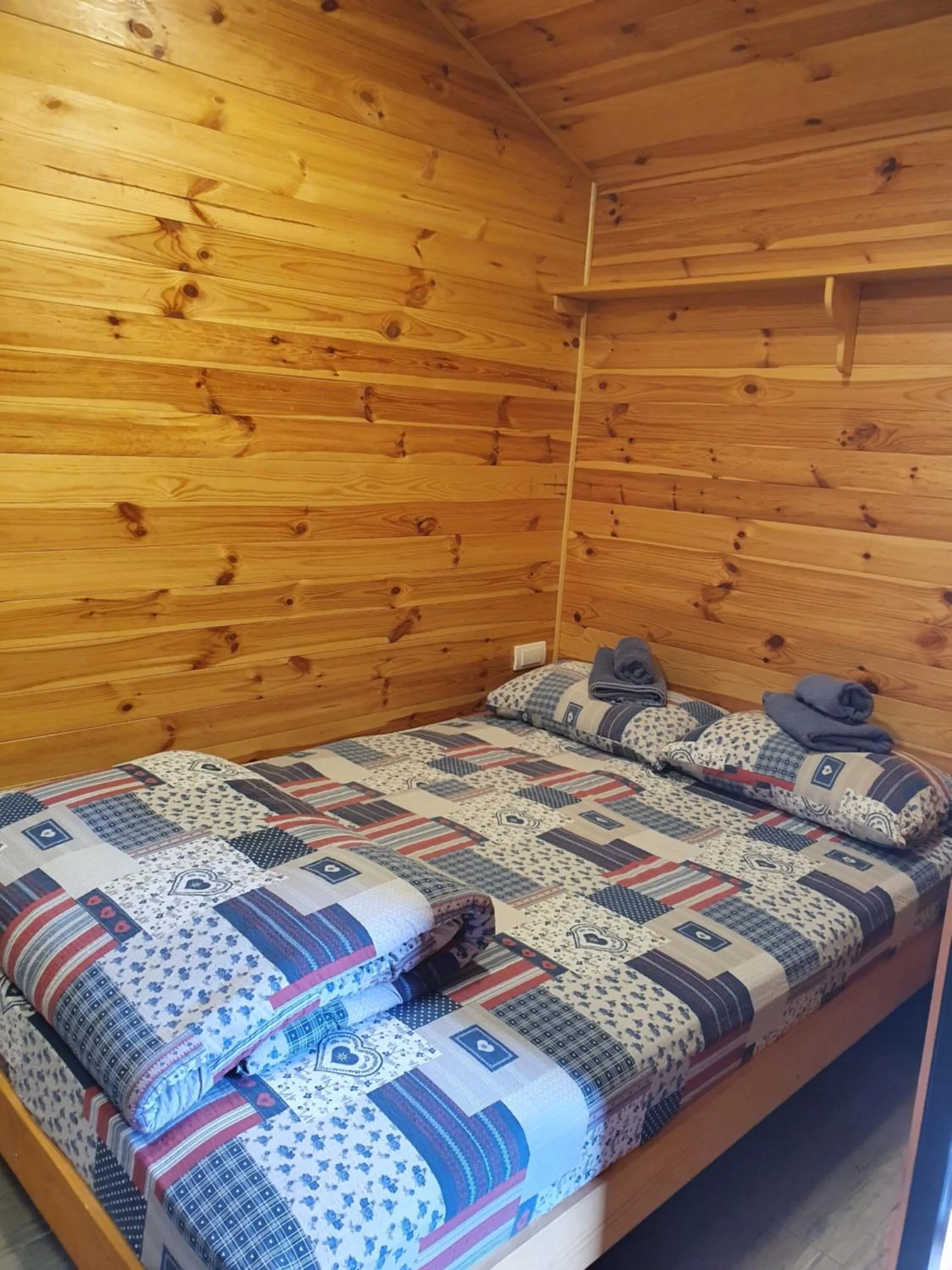 Bed in Rooms Green Set