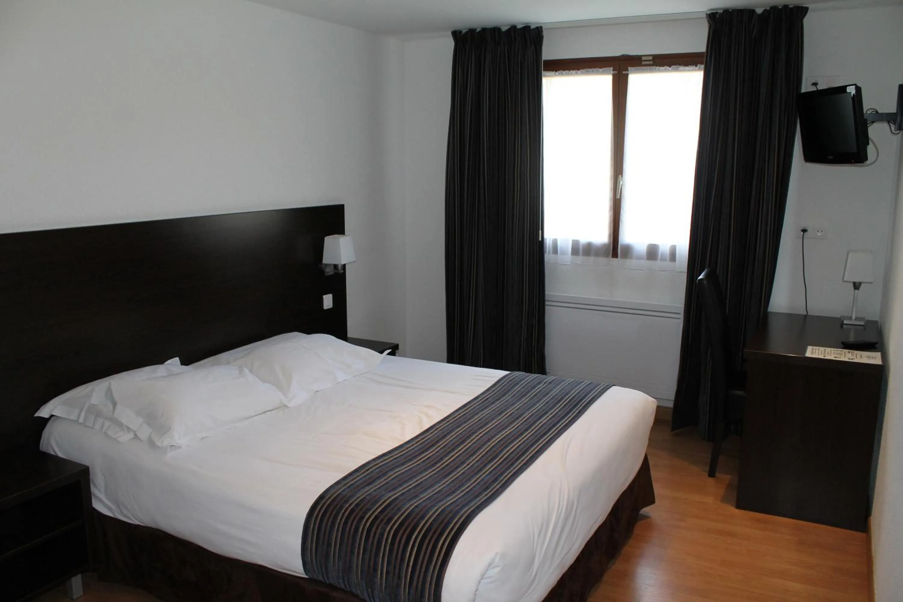 Bedroom, Bed in Logis Hotel Restaurant de l'Abbaye