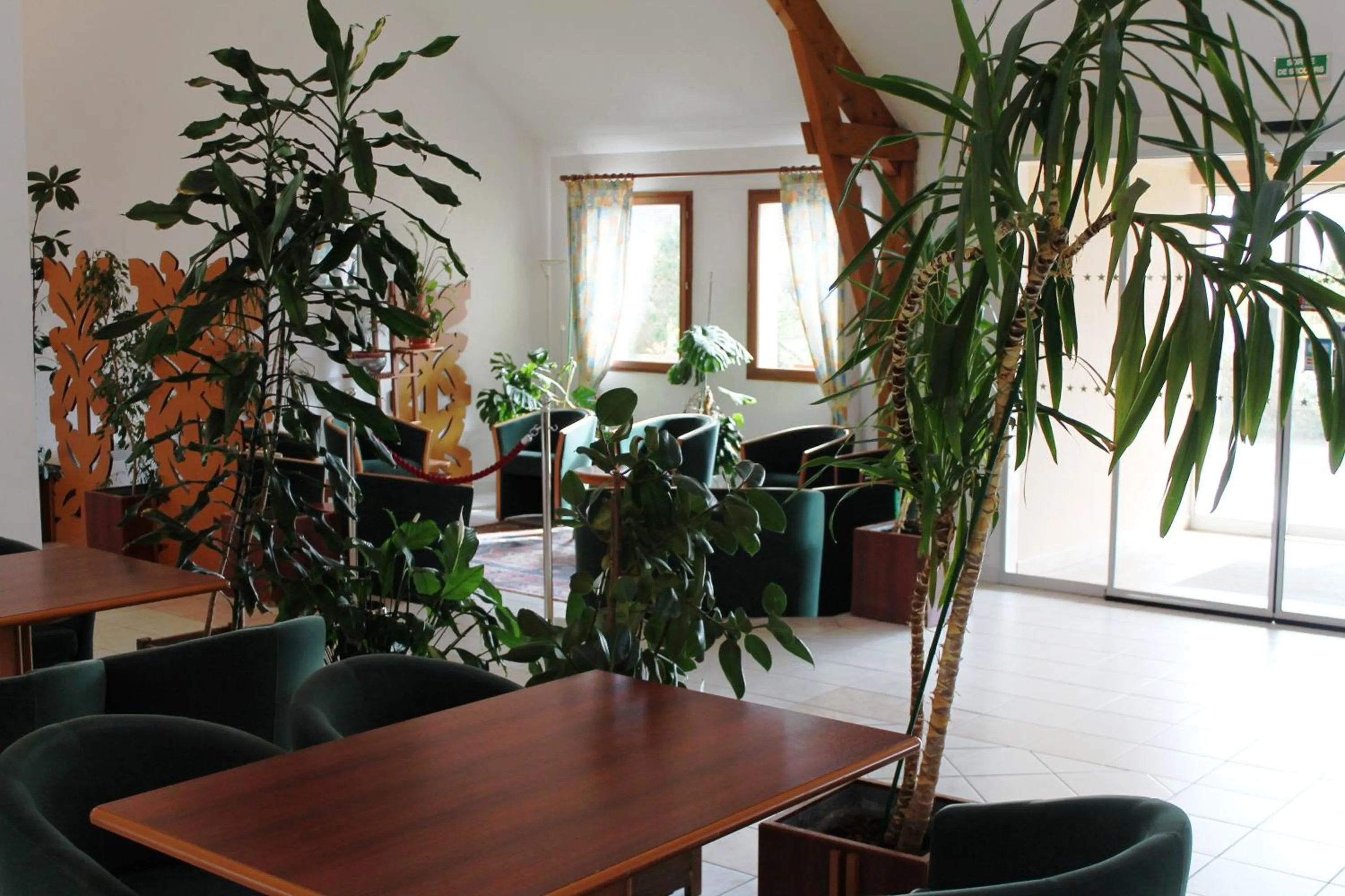 Lounge or bar in Logis Hotel Restaurant de l'Abbaye