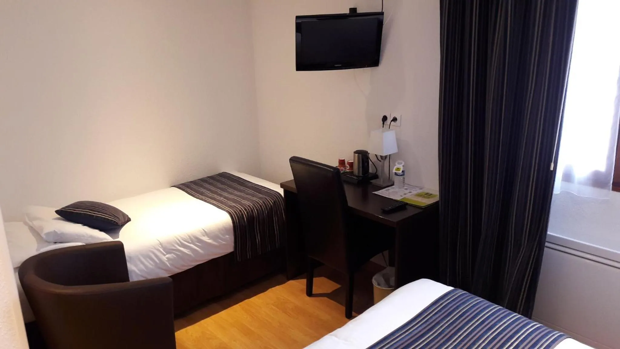 Bed in Logis Hotel Restaurant de l'Abbaye