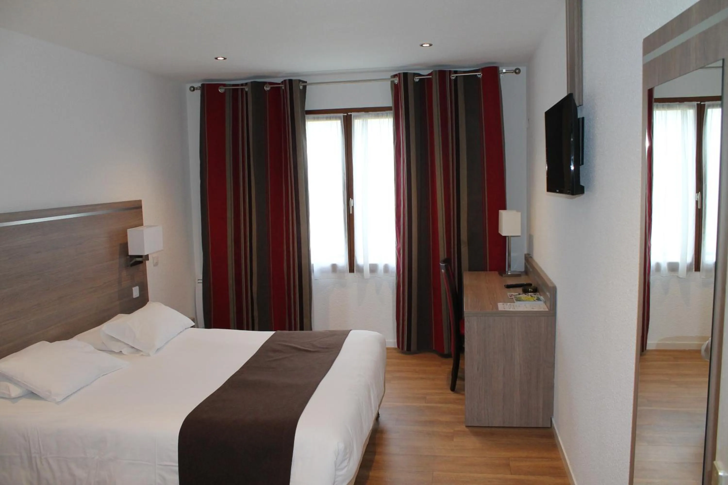 Photo of the whole room, Bed in Logis Hotel Restaurant de l'Abbaye