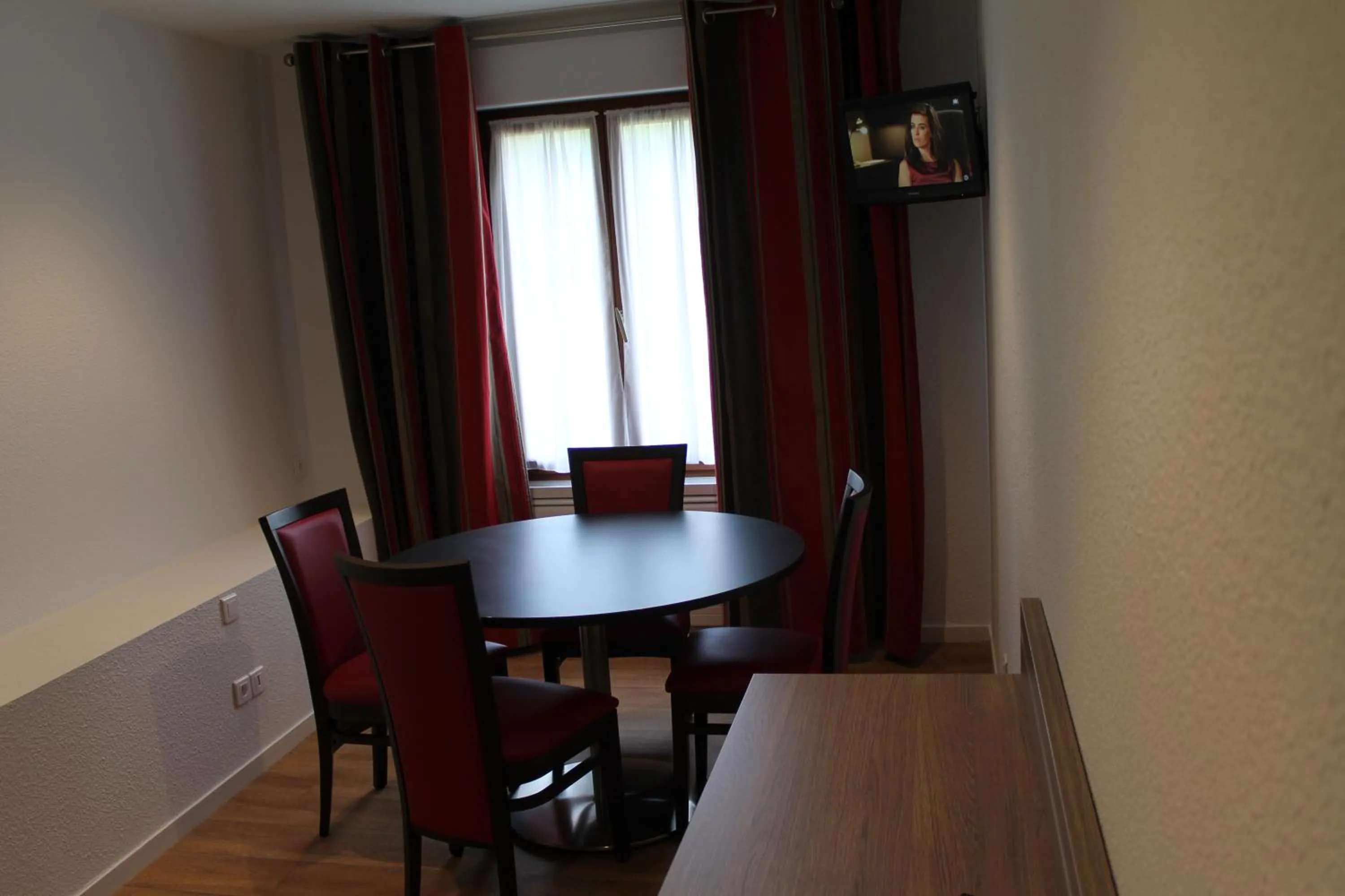 Bed in Logis Hotel Restaurant de l'Abbaye