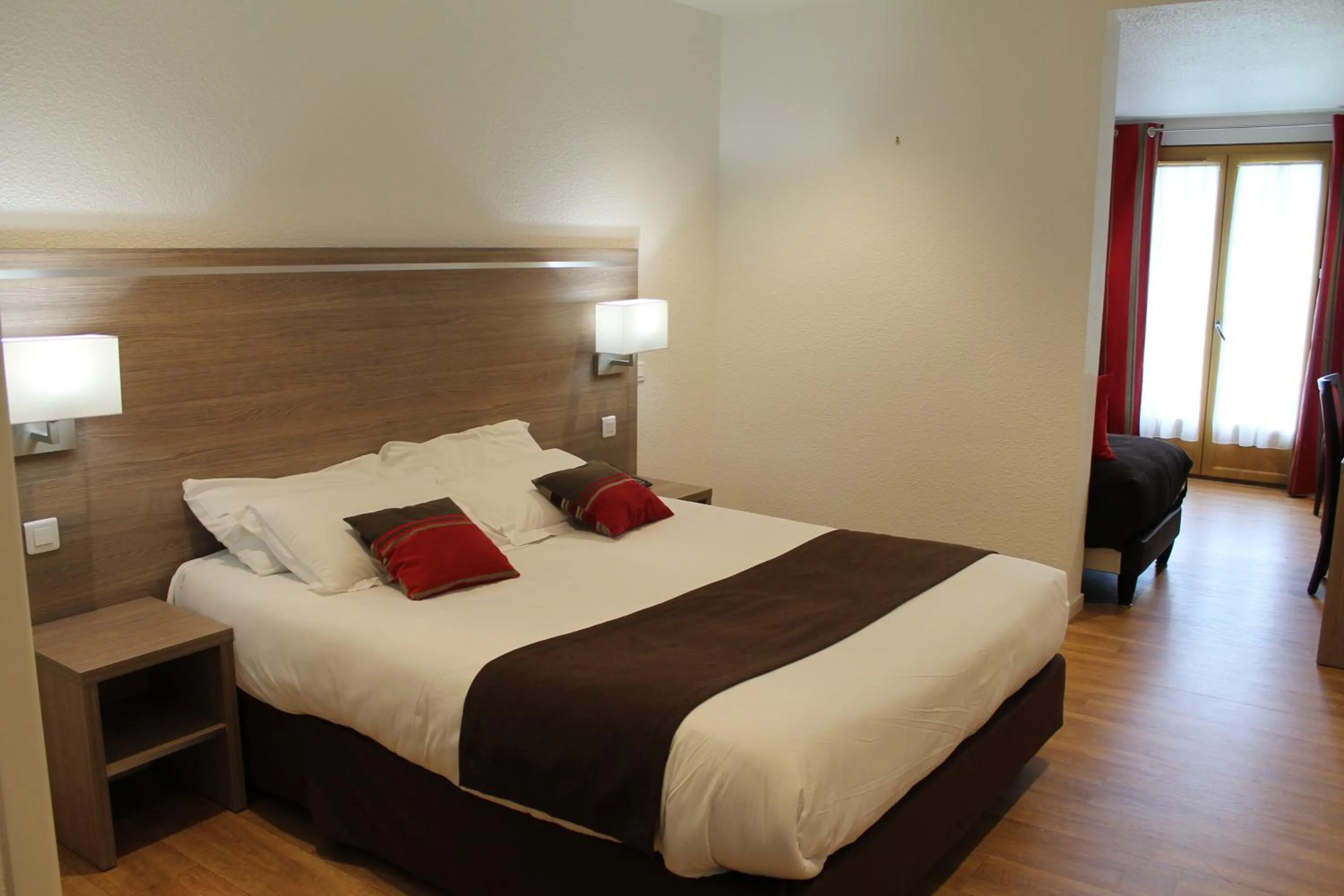 Bedroom, Bed in Logis Hotel Restaurant de l'Abbaye