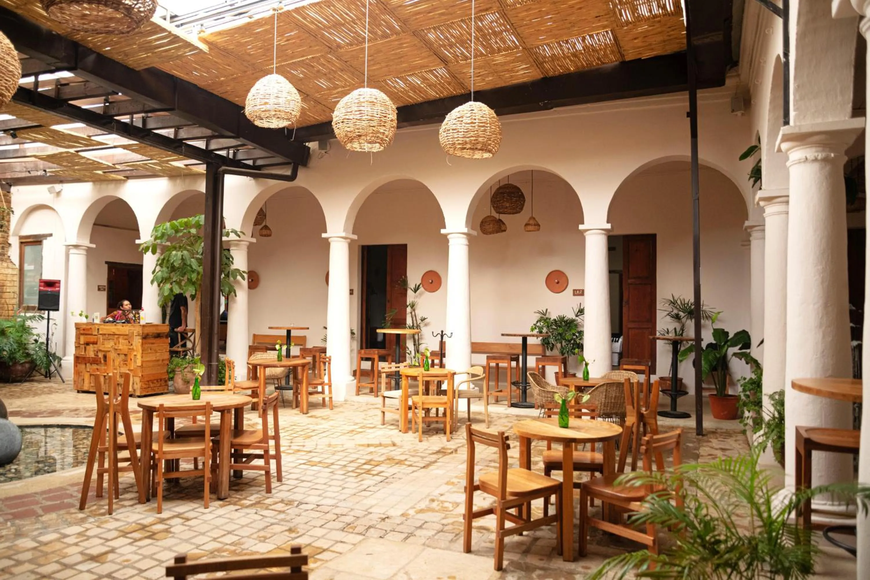 Restaurant/places to eat in Sereno Hotel