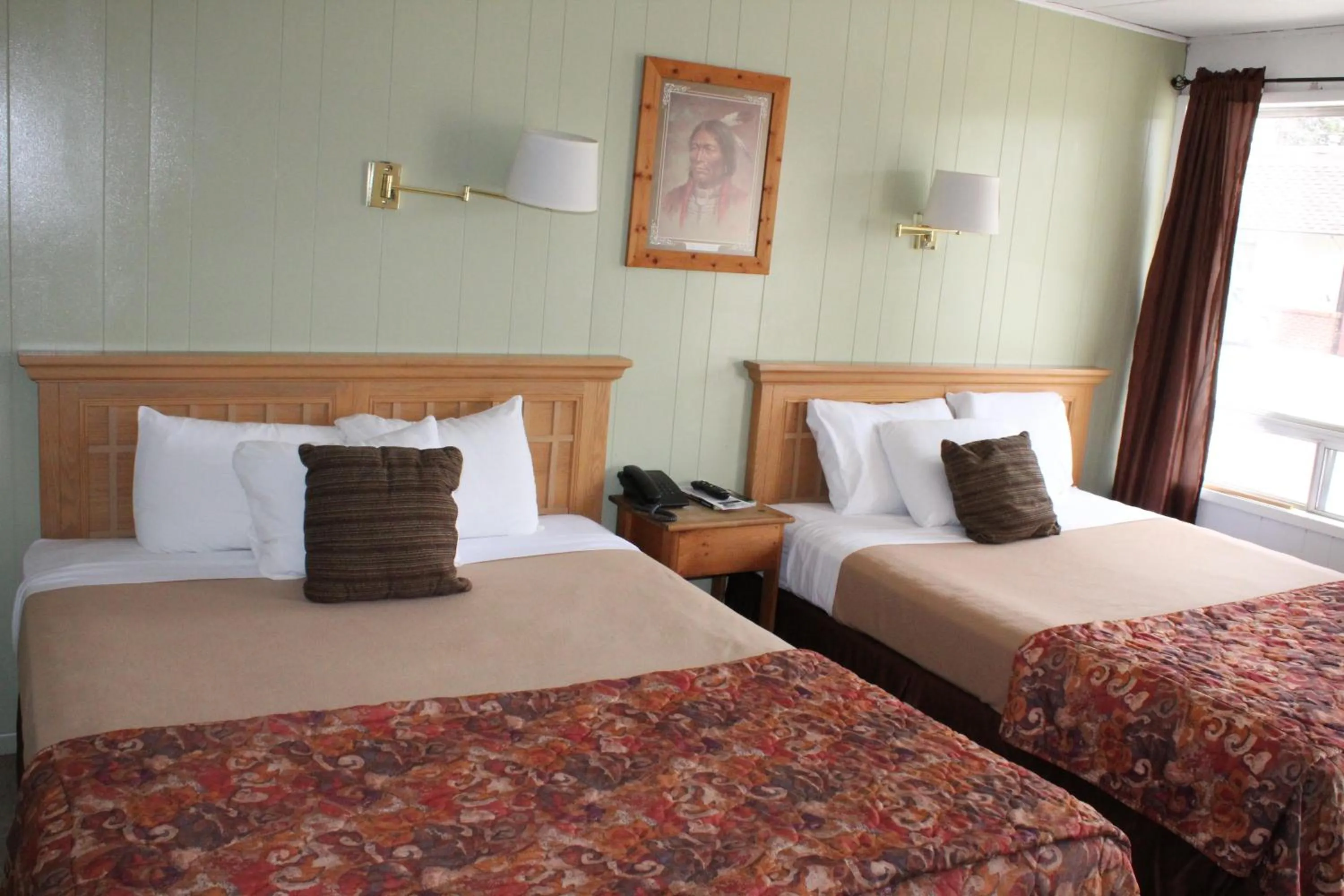 Bed in Trail's End Motel Downtown Lewistown