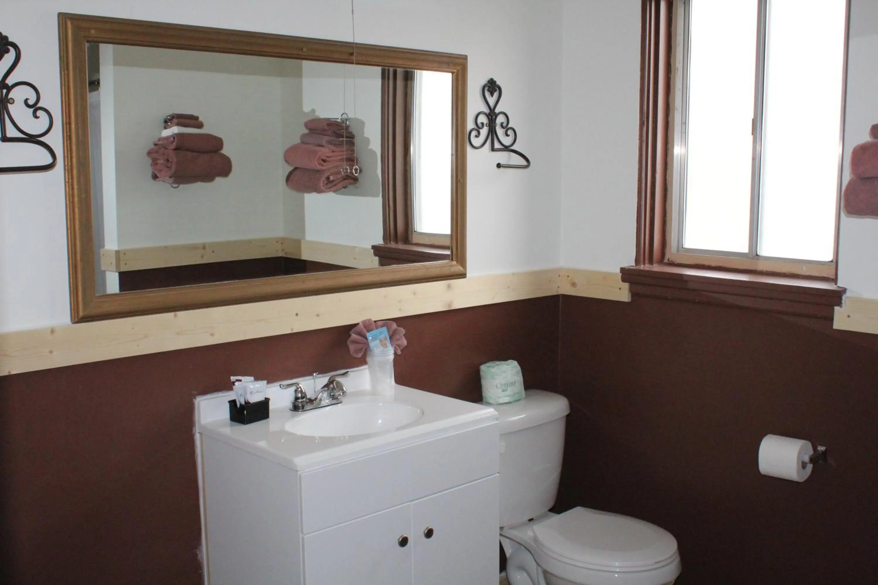 Bathroom in Trail's End Motel Downtown Lewistown