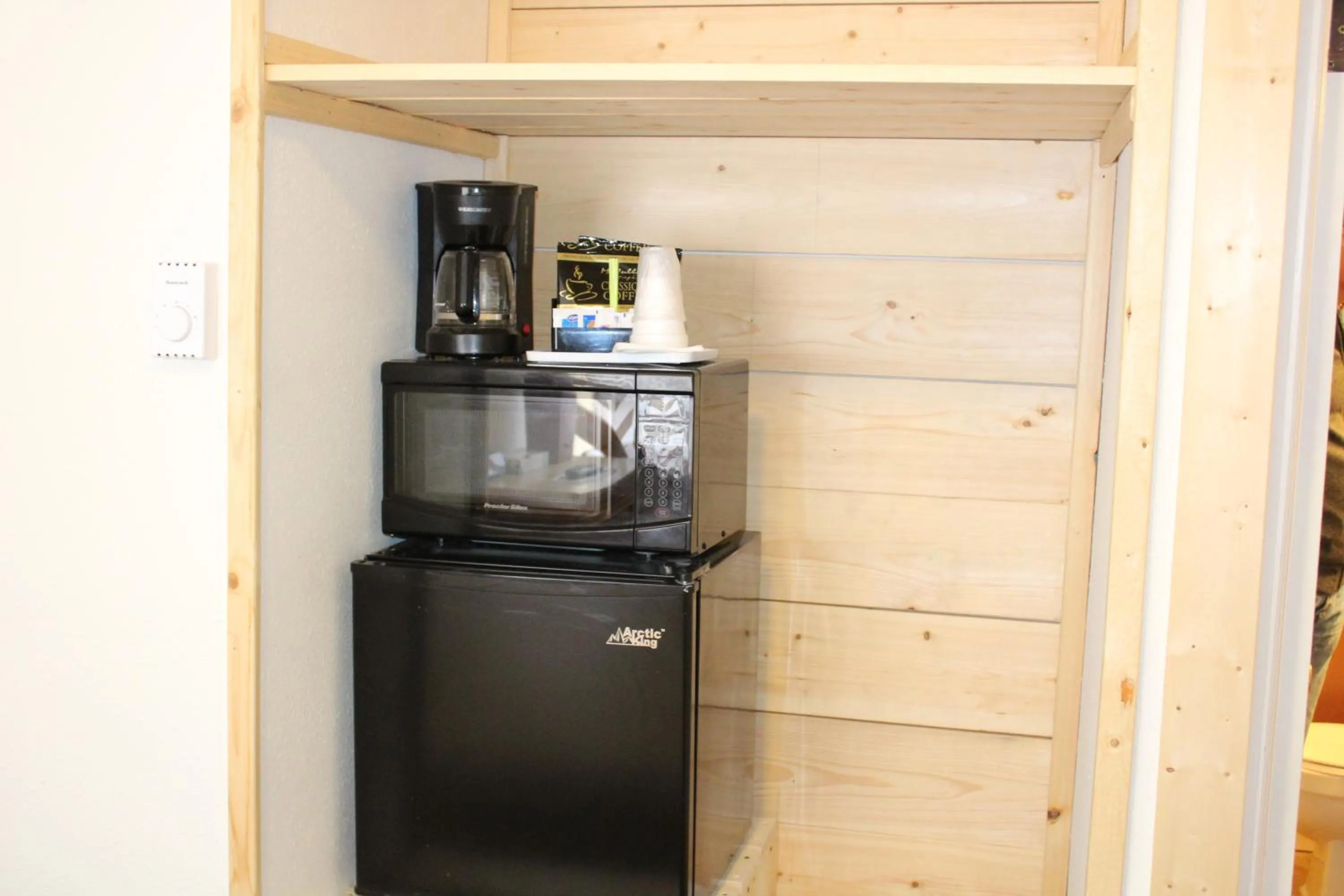 Communal lounge/ TV room in Trail's End Motel Downtown Lewistown