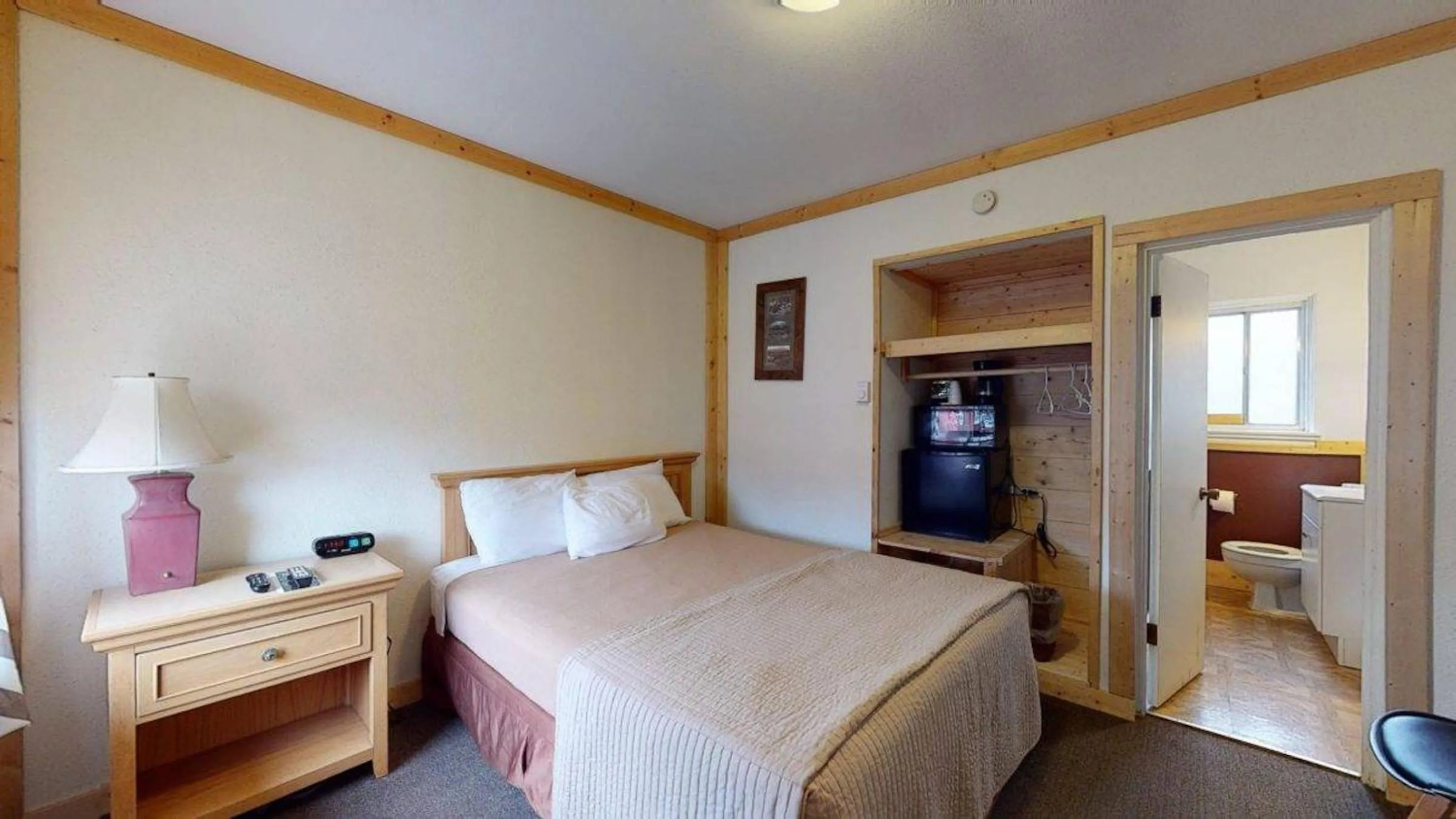 Bed in Trail's End Motel Downtown Lewistown