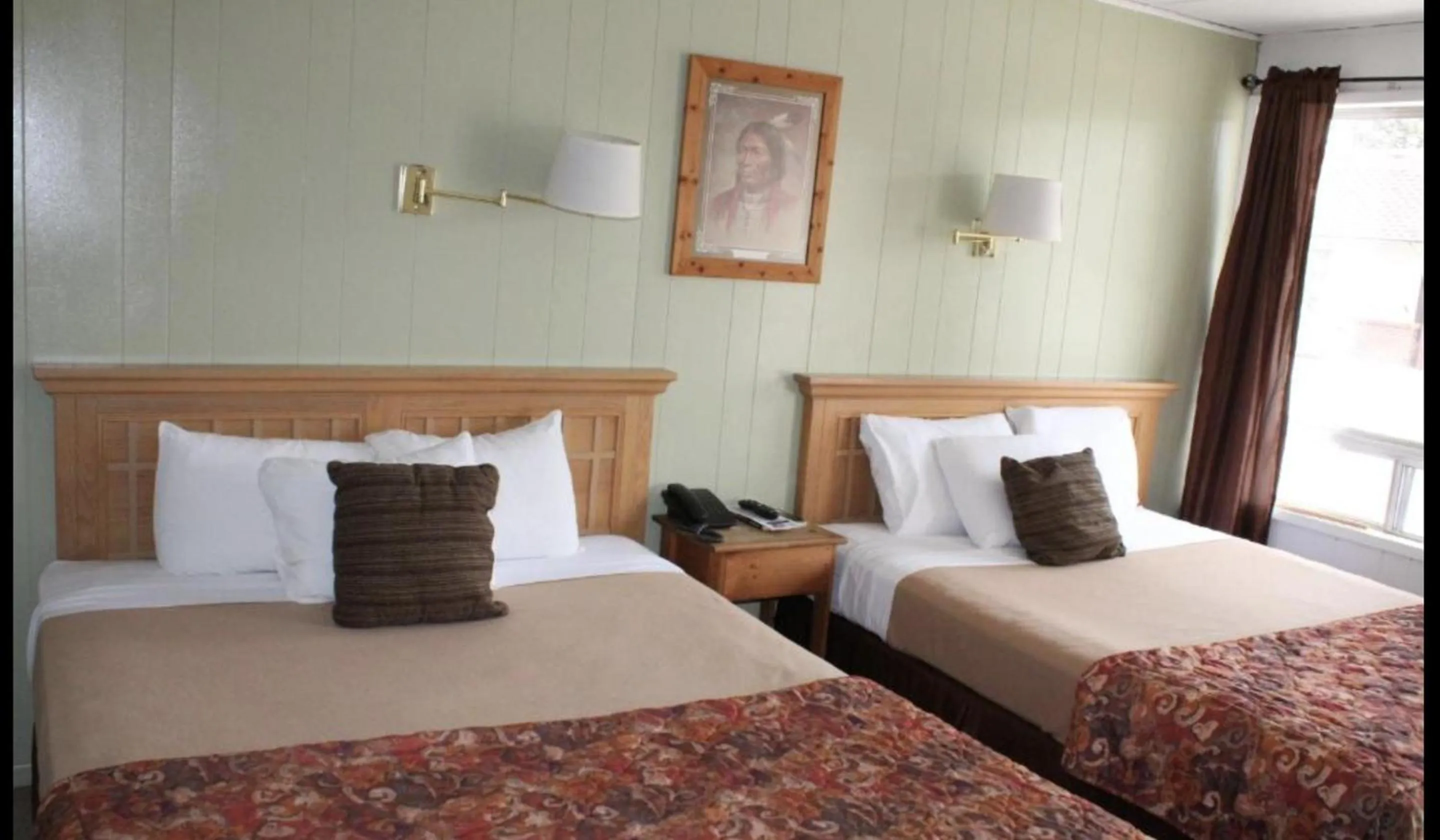 Bed in Trail's End Motel Downtown Lewistown