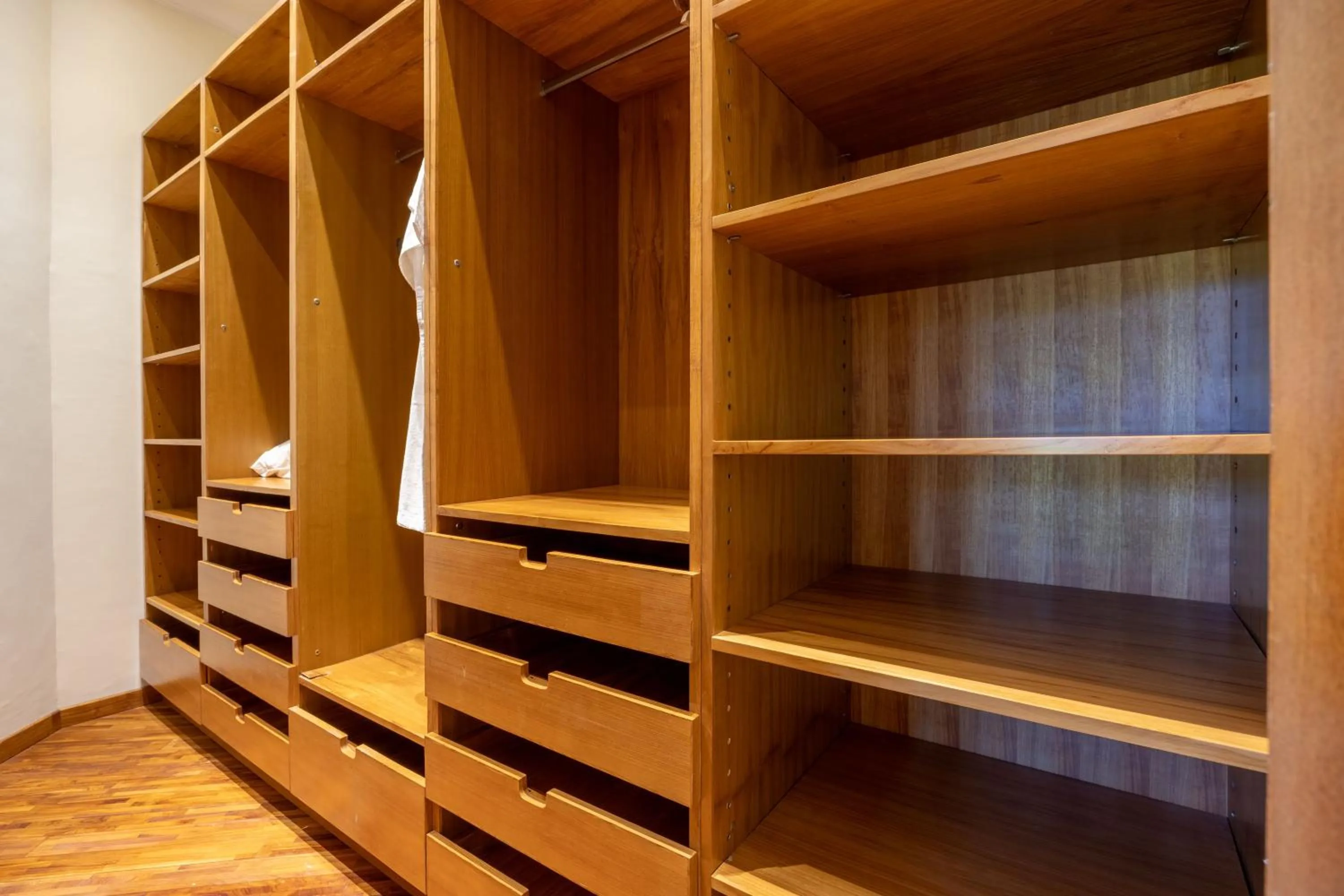 wardrobe in Cove Urbanest Inn