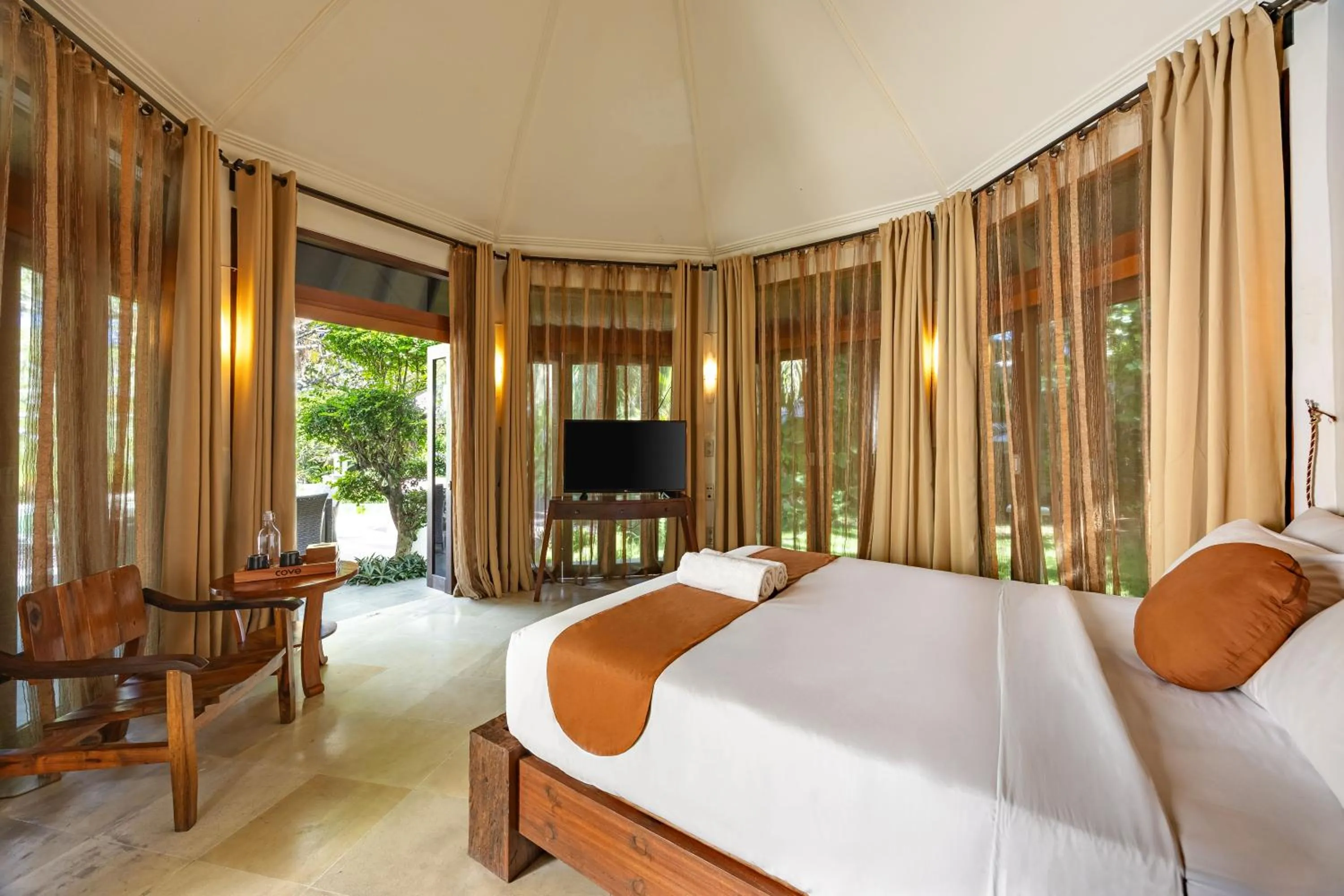 Bedroom, Bed in Cove Urbanest Inn