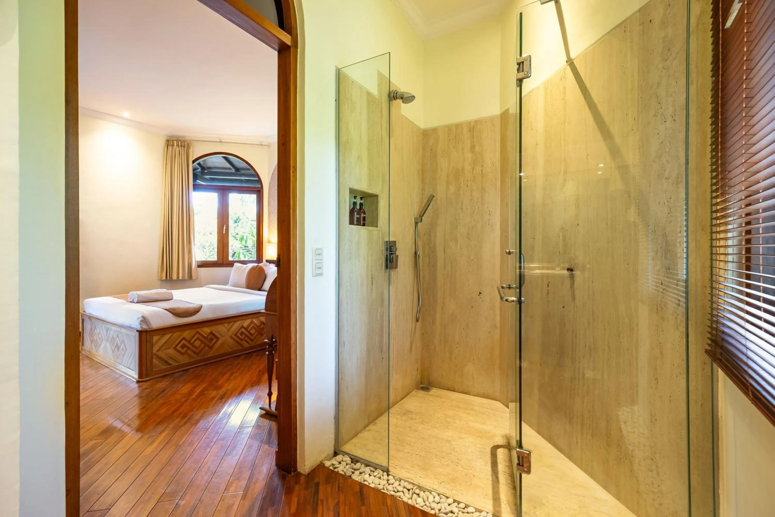 Bathroom, Bed in Cove Urbanest Inn