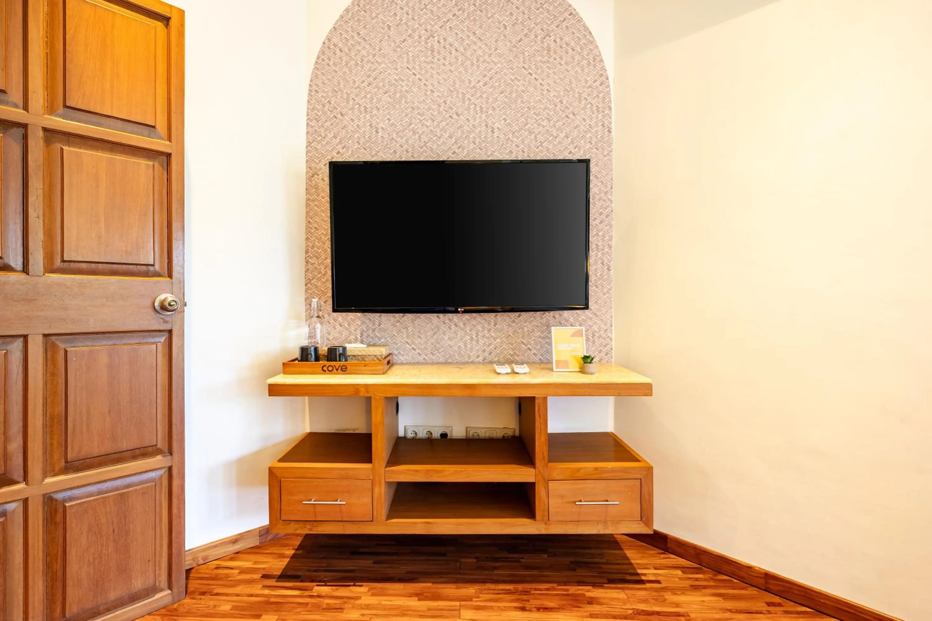 TV and multimedia in Cove Urbanest Inn