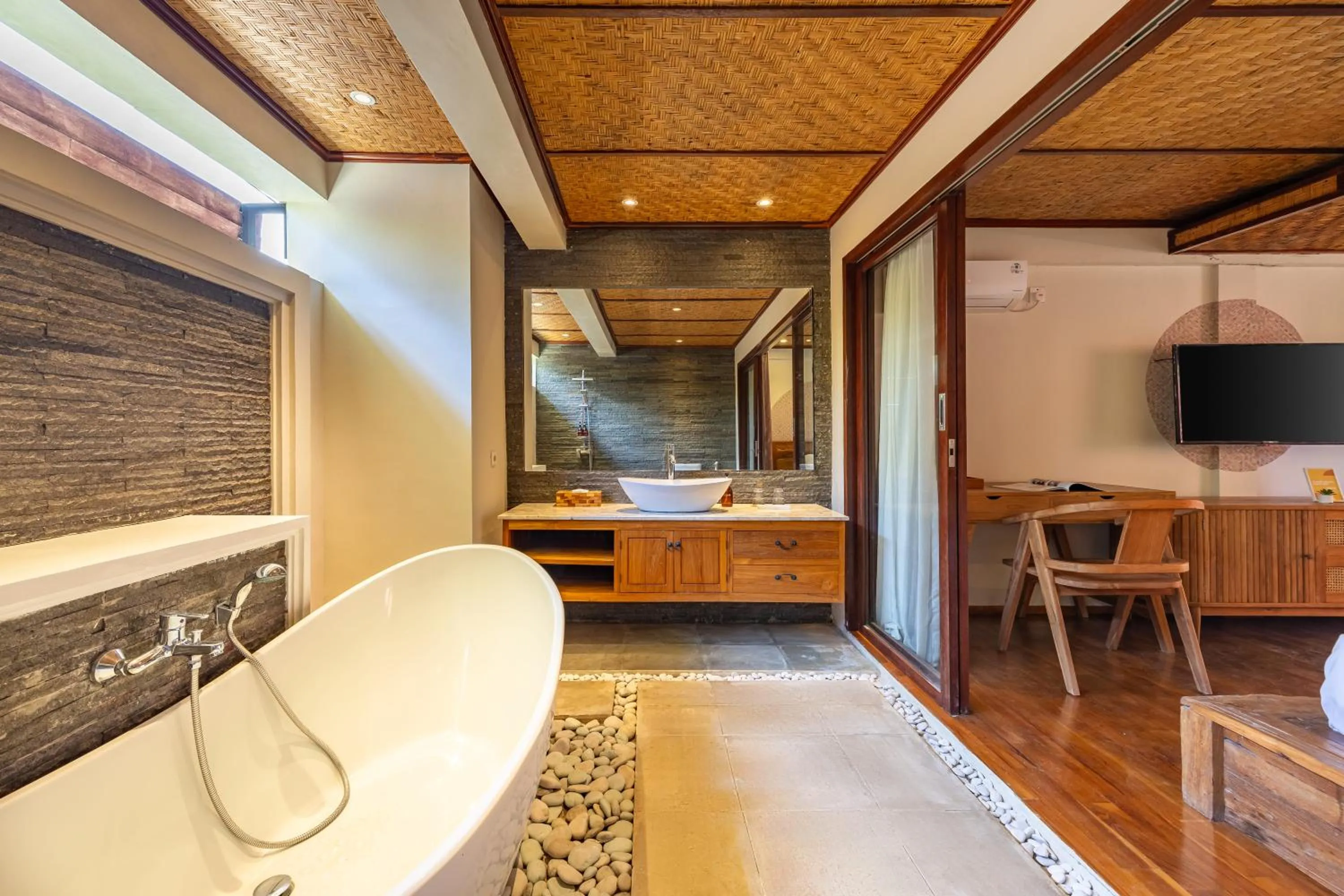 Bathroom in Cove Urbanest Inn