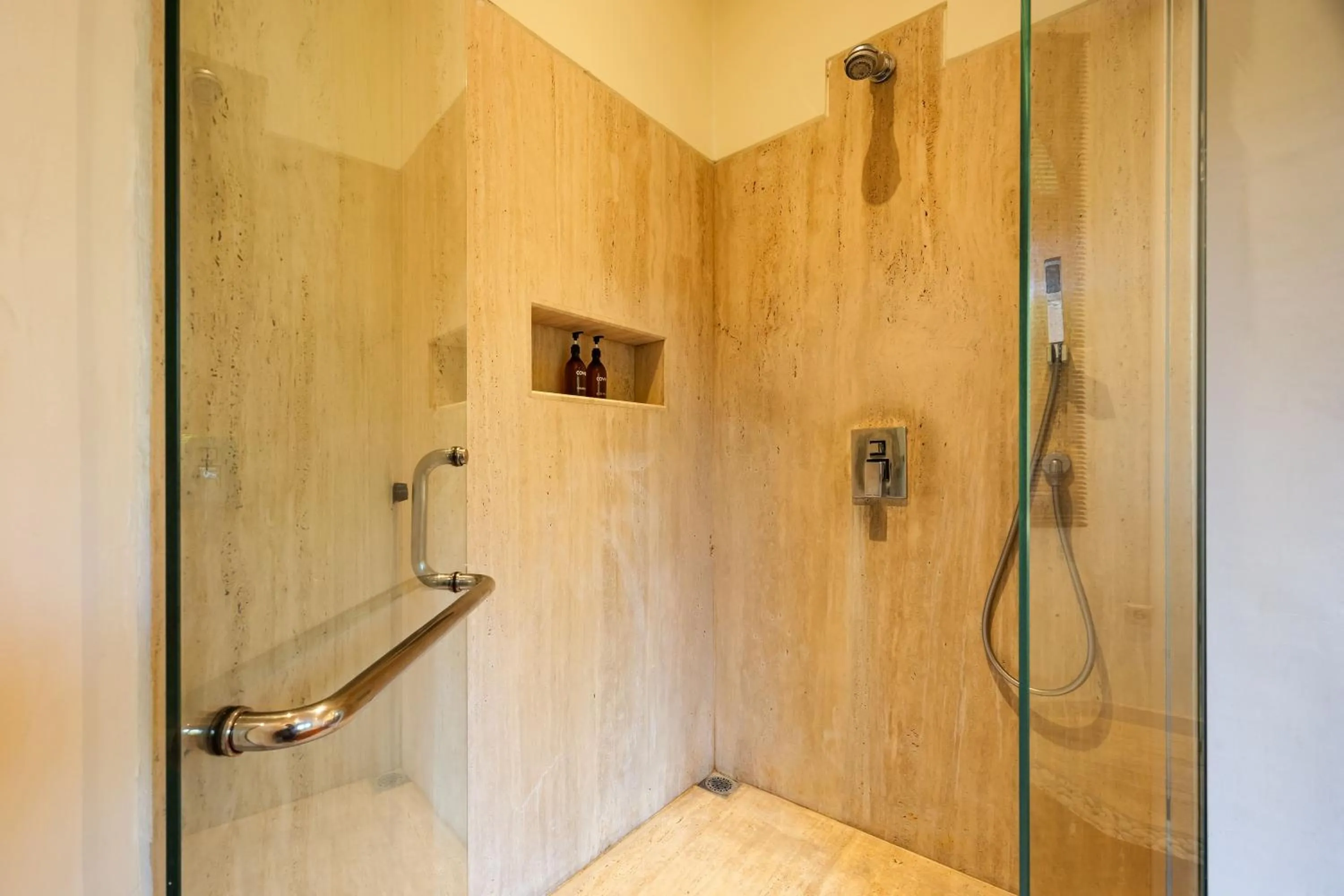 Bathroom in Cove Urbanest Inn