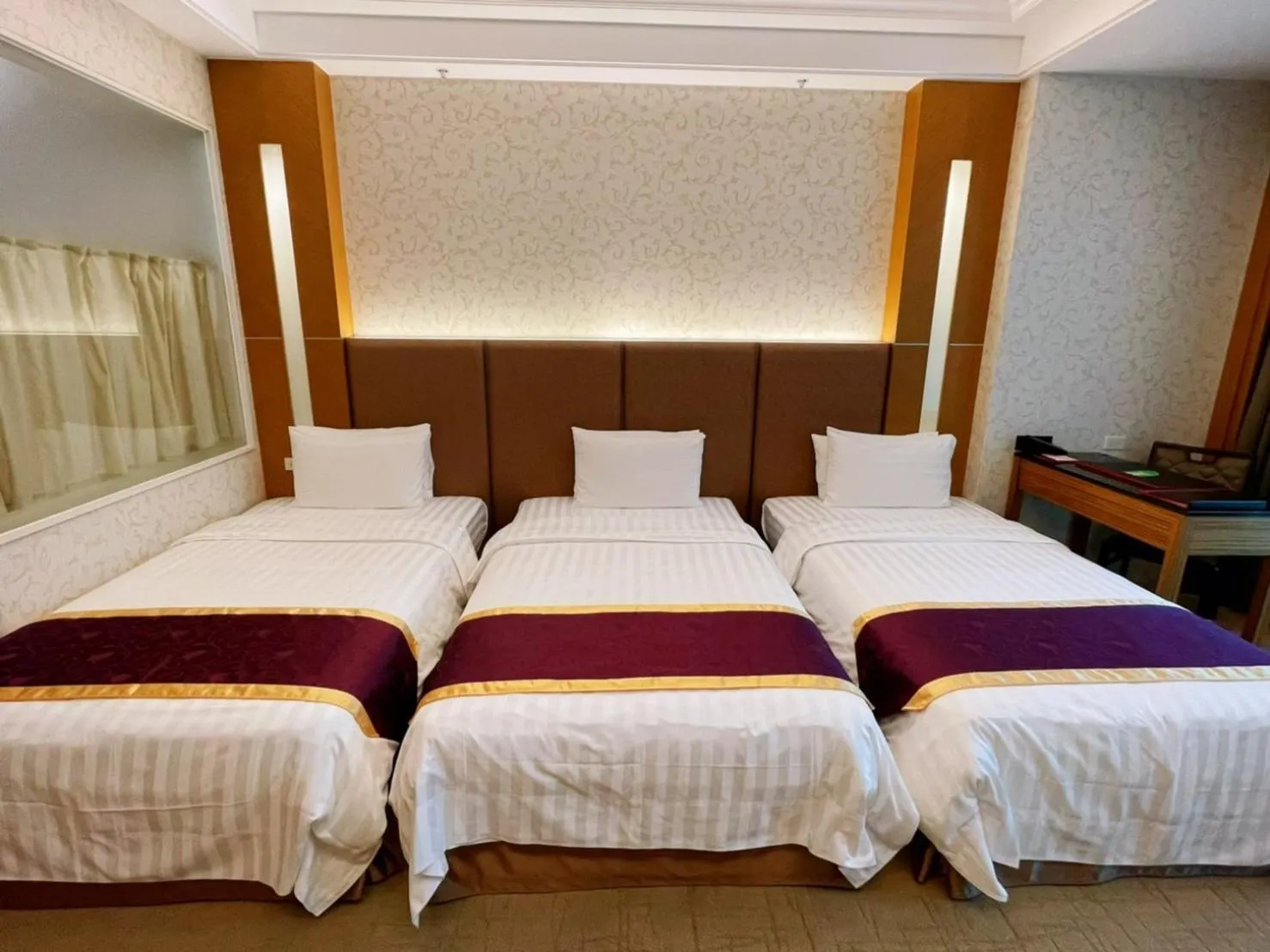 Bed in Happiness Inn Hotel