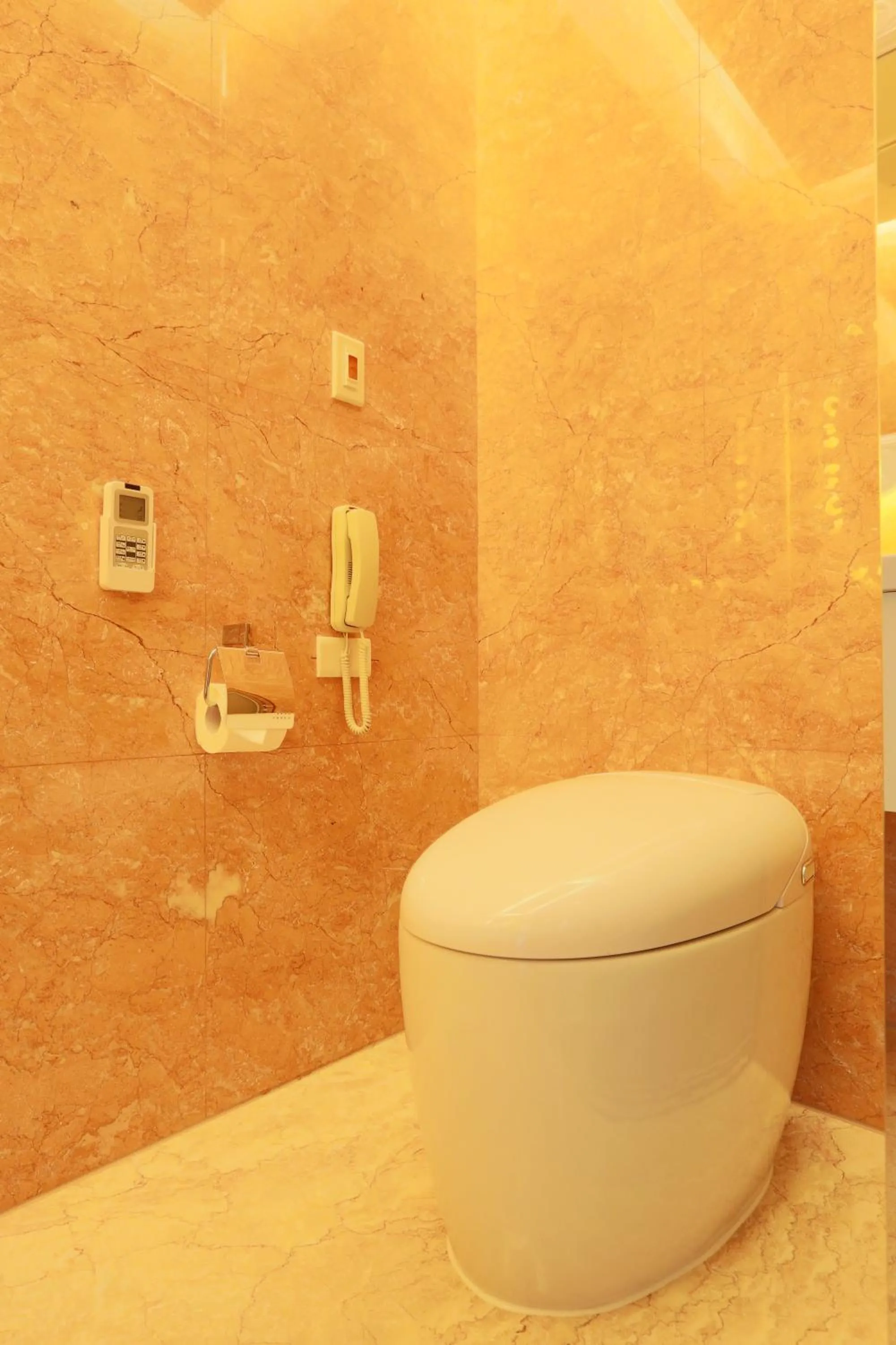 Toilet in Happiness Inn Hotel