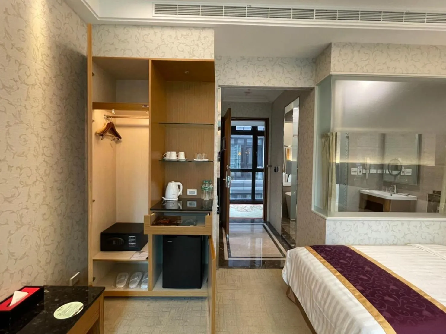 Bed in Happiness Inn Hotel