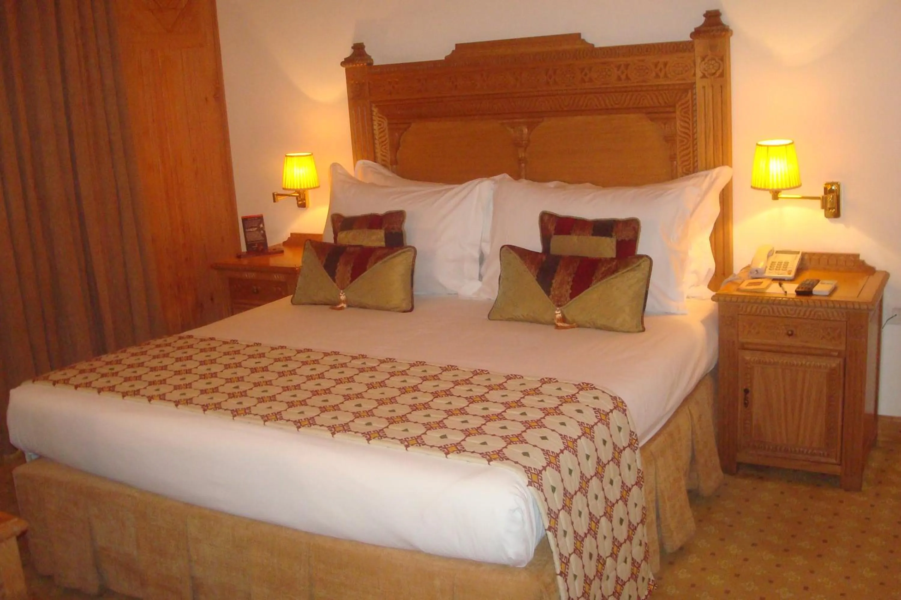 Bedroom, Bed in Gilgit Serena Hotel