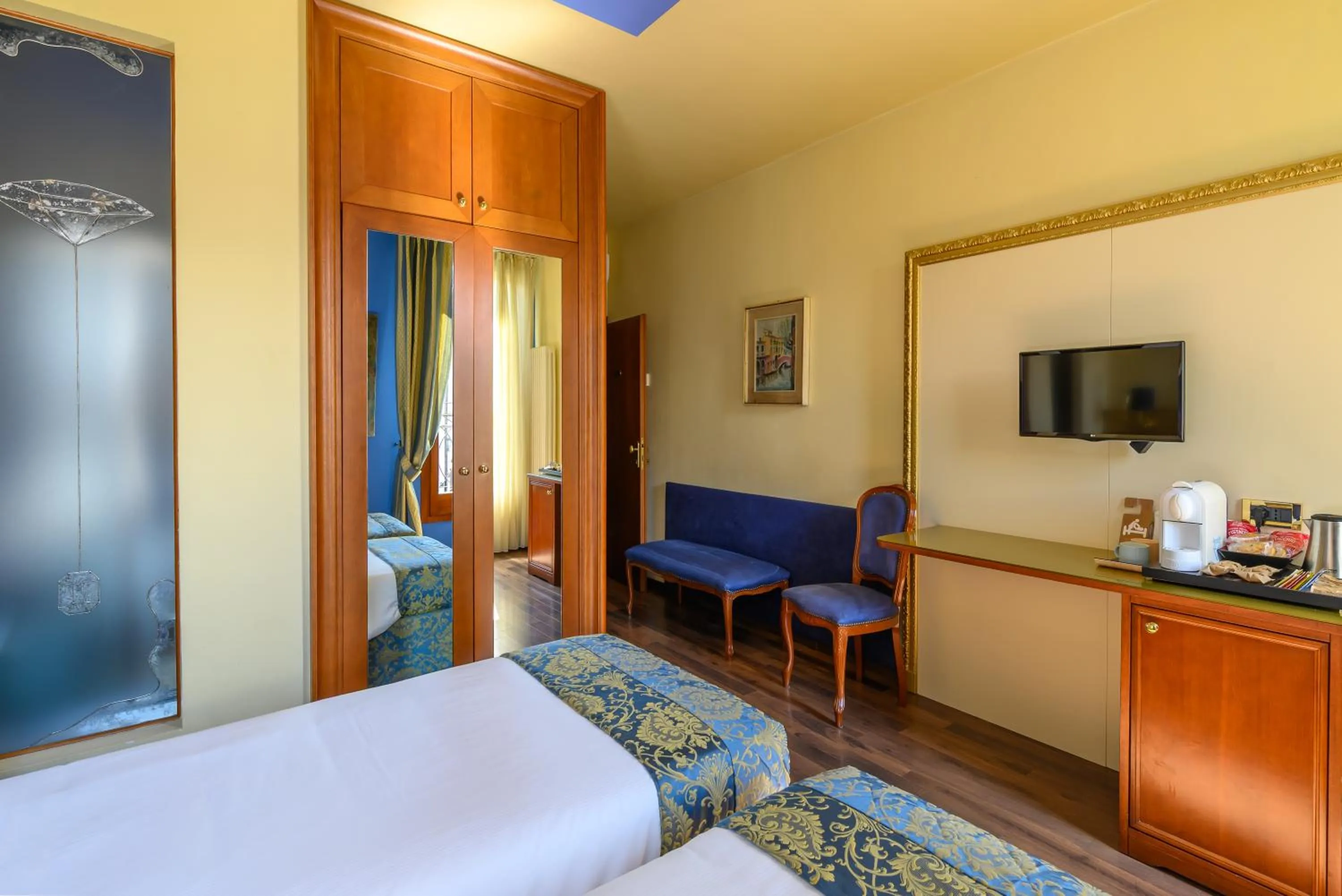 Photo of the whole room, Bed in Diamantino Town House