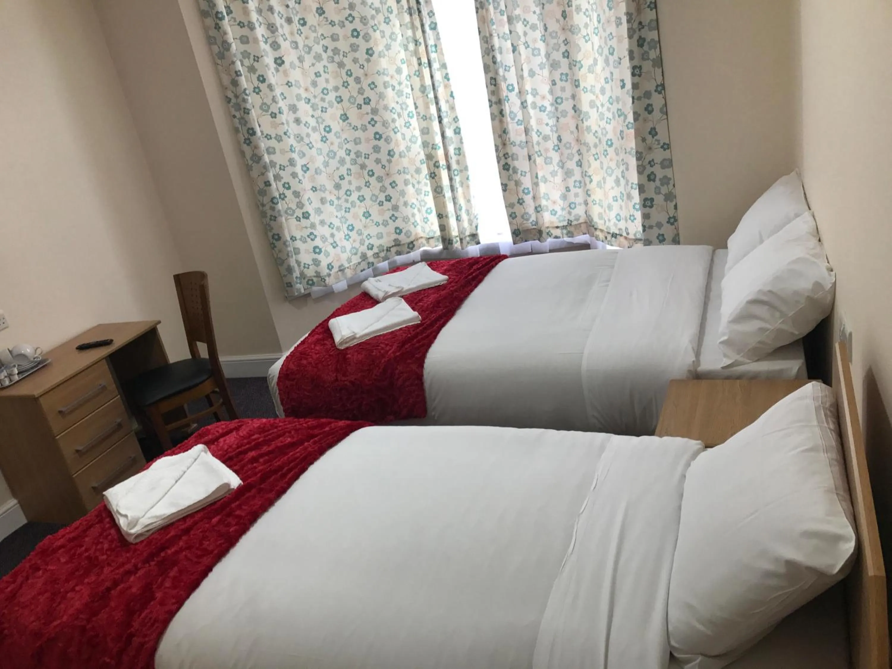 Bedroom, Bed in Woodlands Lodge Ilford