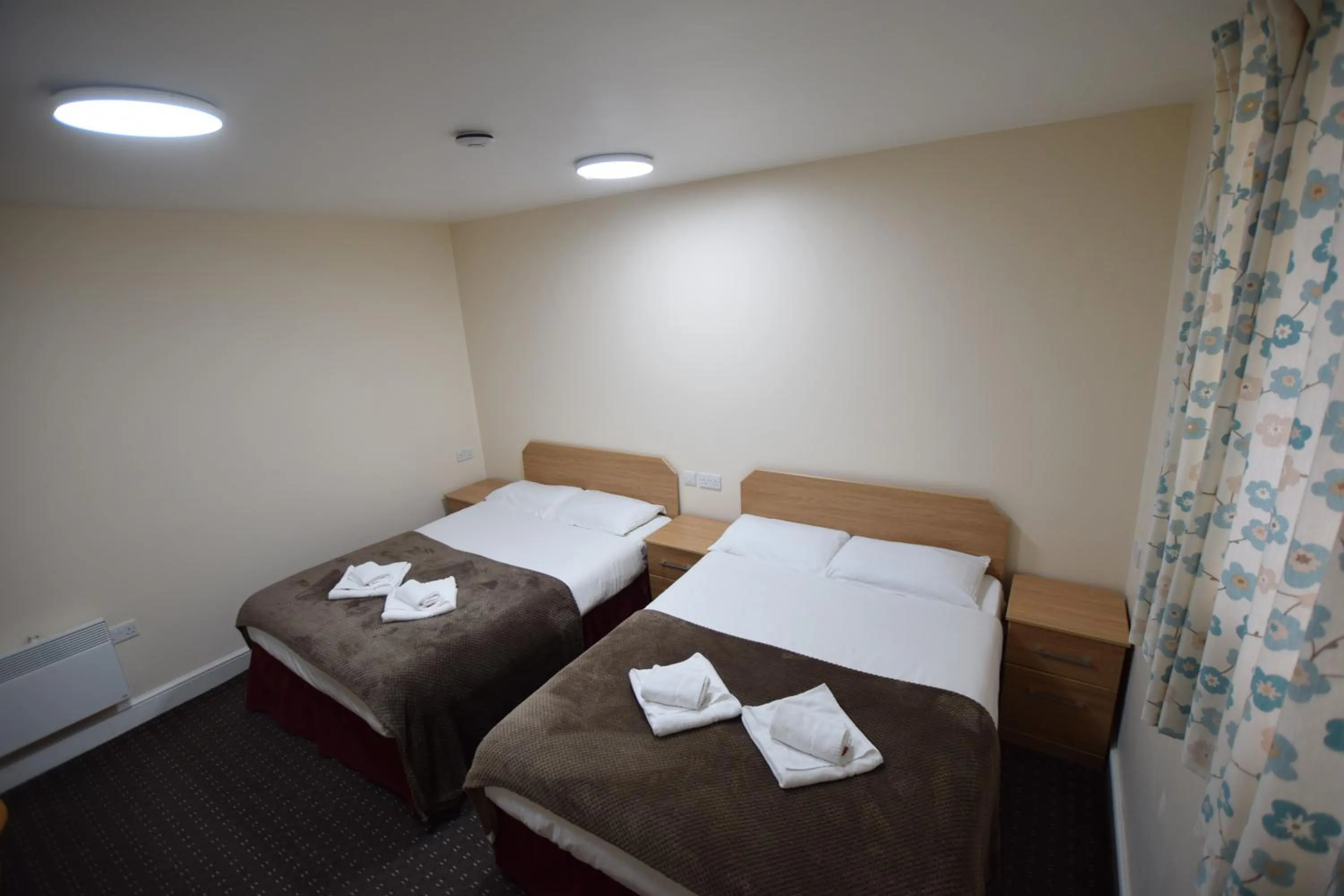 Bedroom, Bed in Woodlands Lodge Ilford