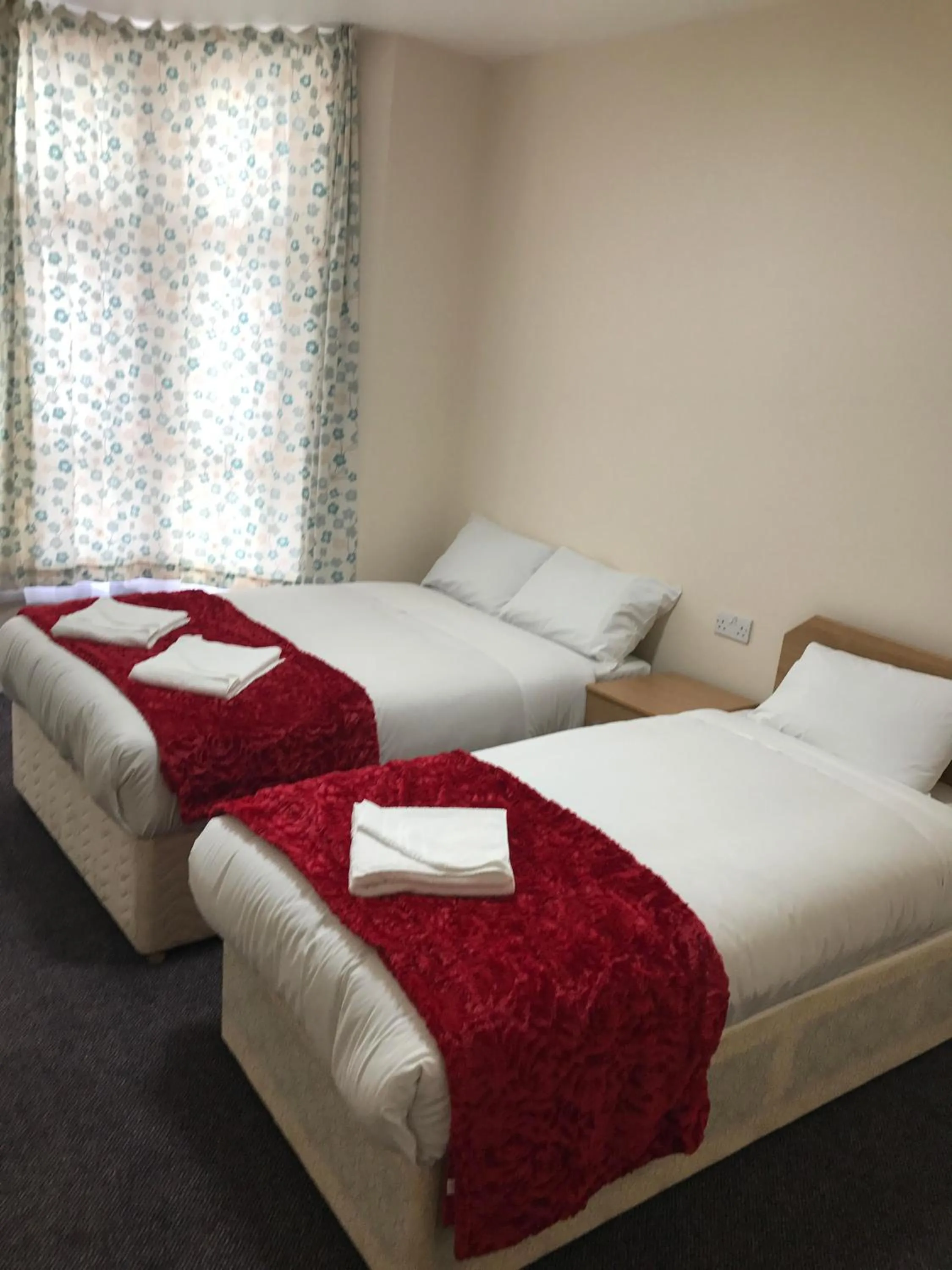 Bedroom, Bed in Woodlands Lodge Ilford