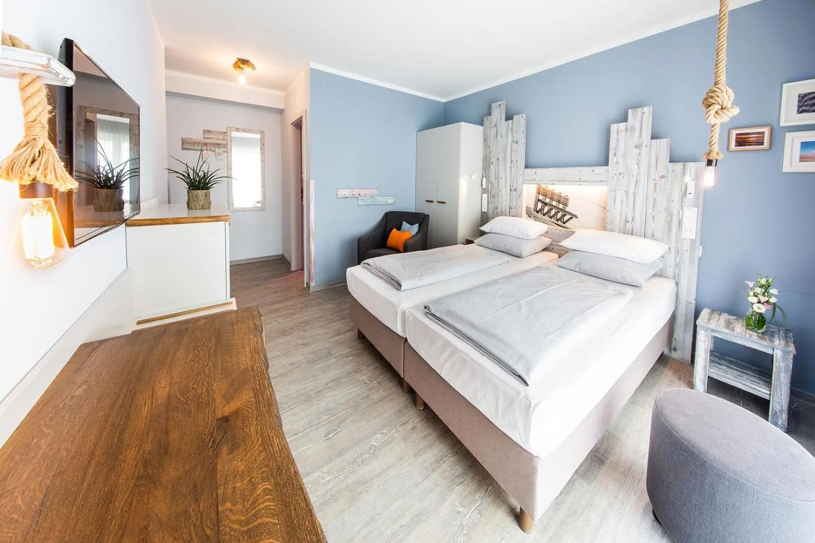 Photo of the whole room, Bed in Bude54