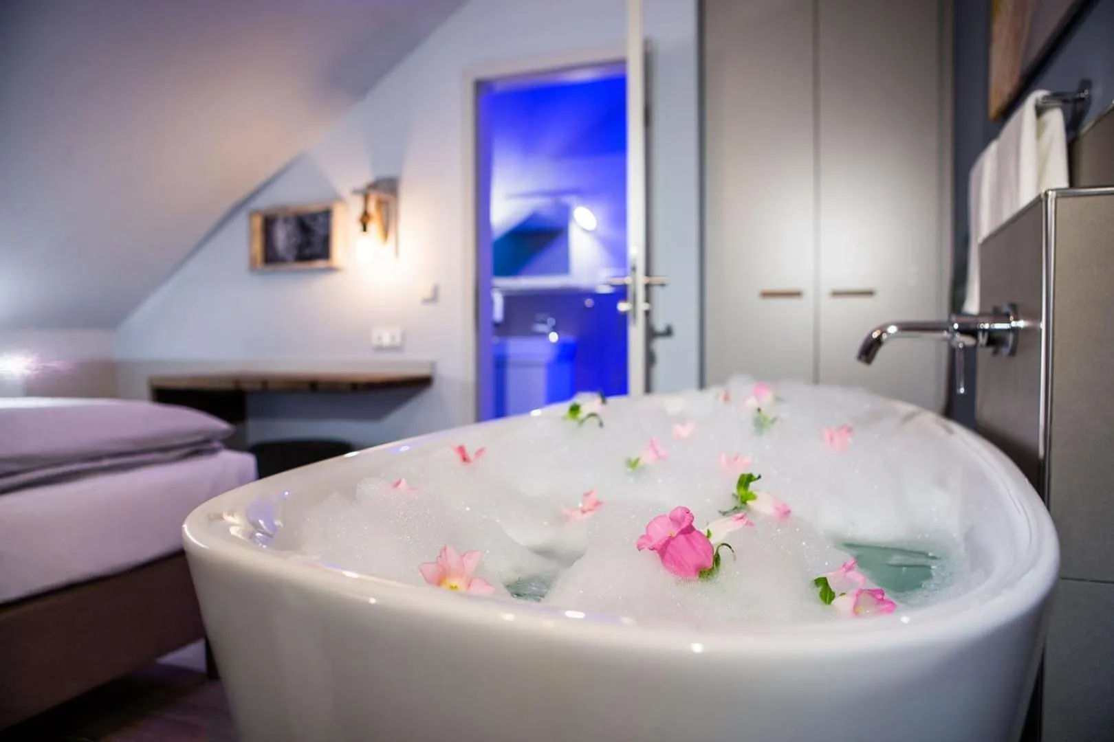 Photo of the whole room, Bed in Bude54