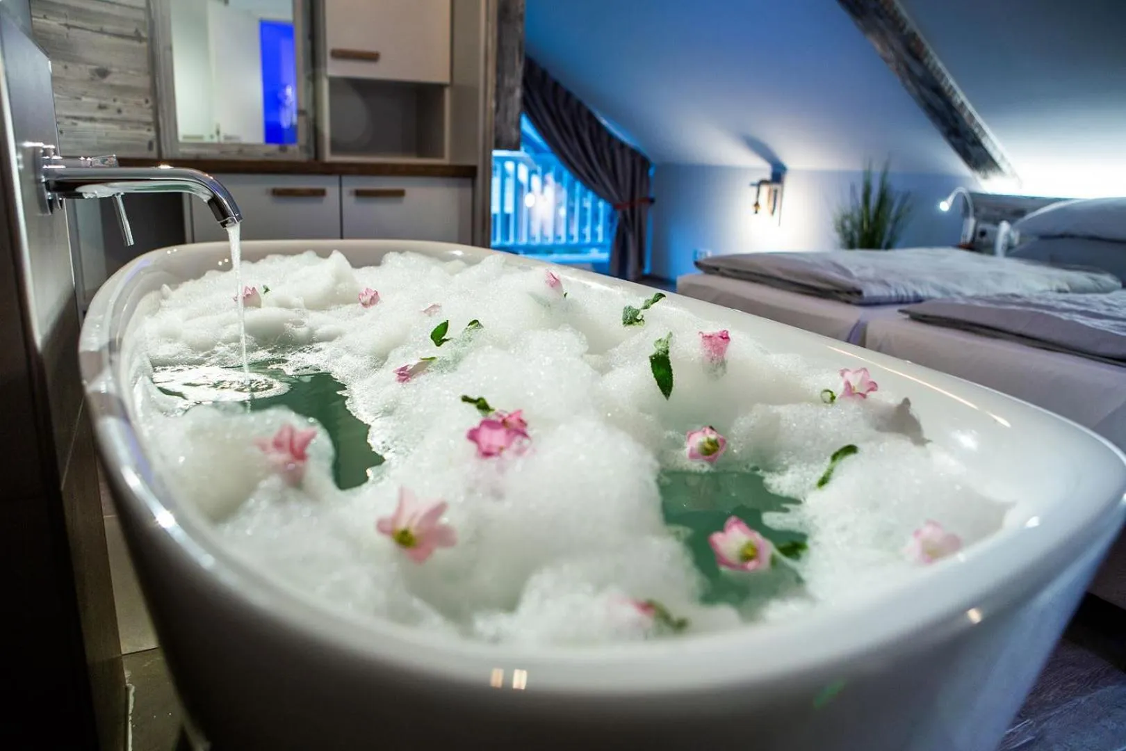 Bathroom, Bed in Bude54