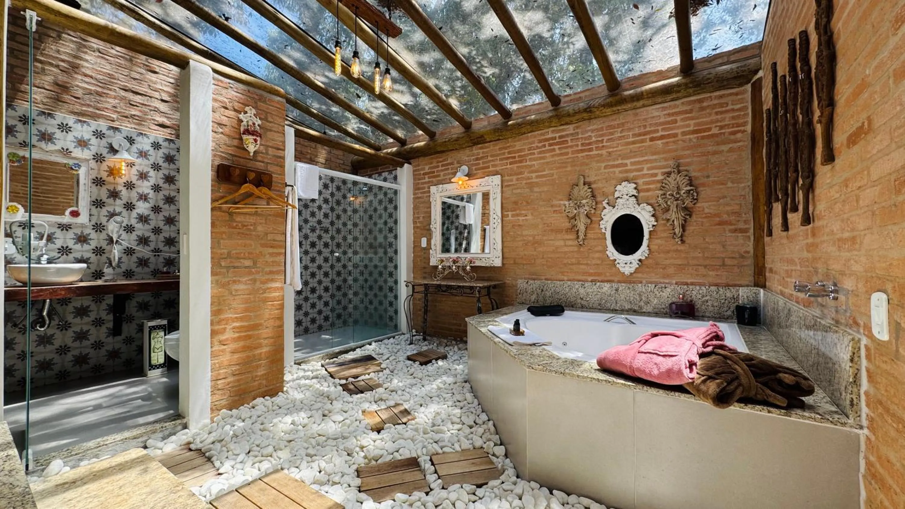 Bathroom, Bed in Pousada Alto da Neblina