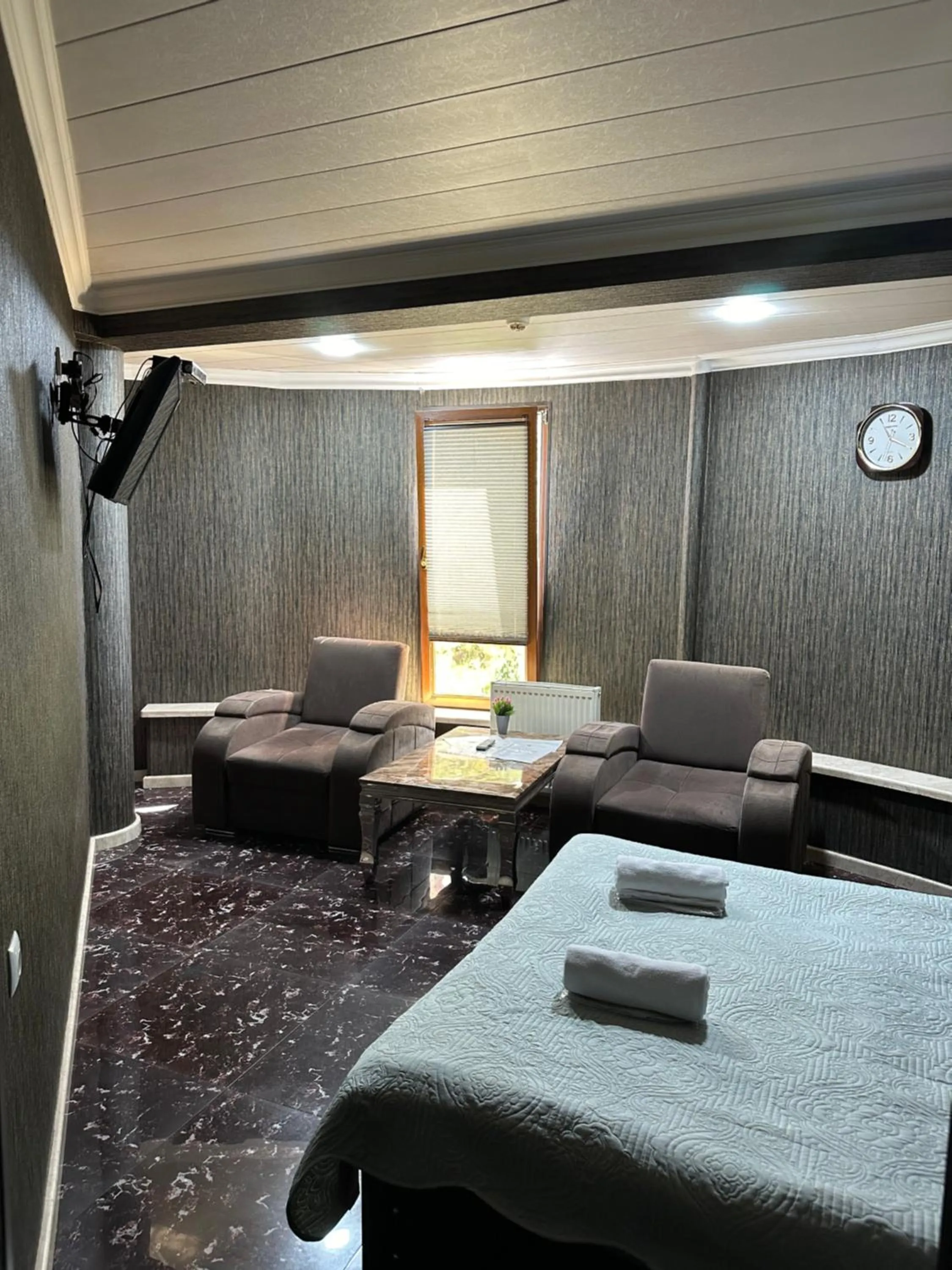 Seating area in Hotel Piza