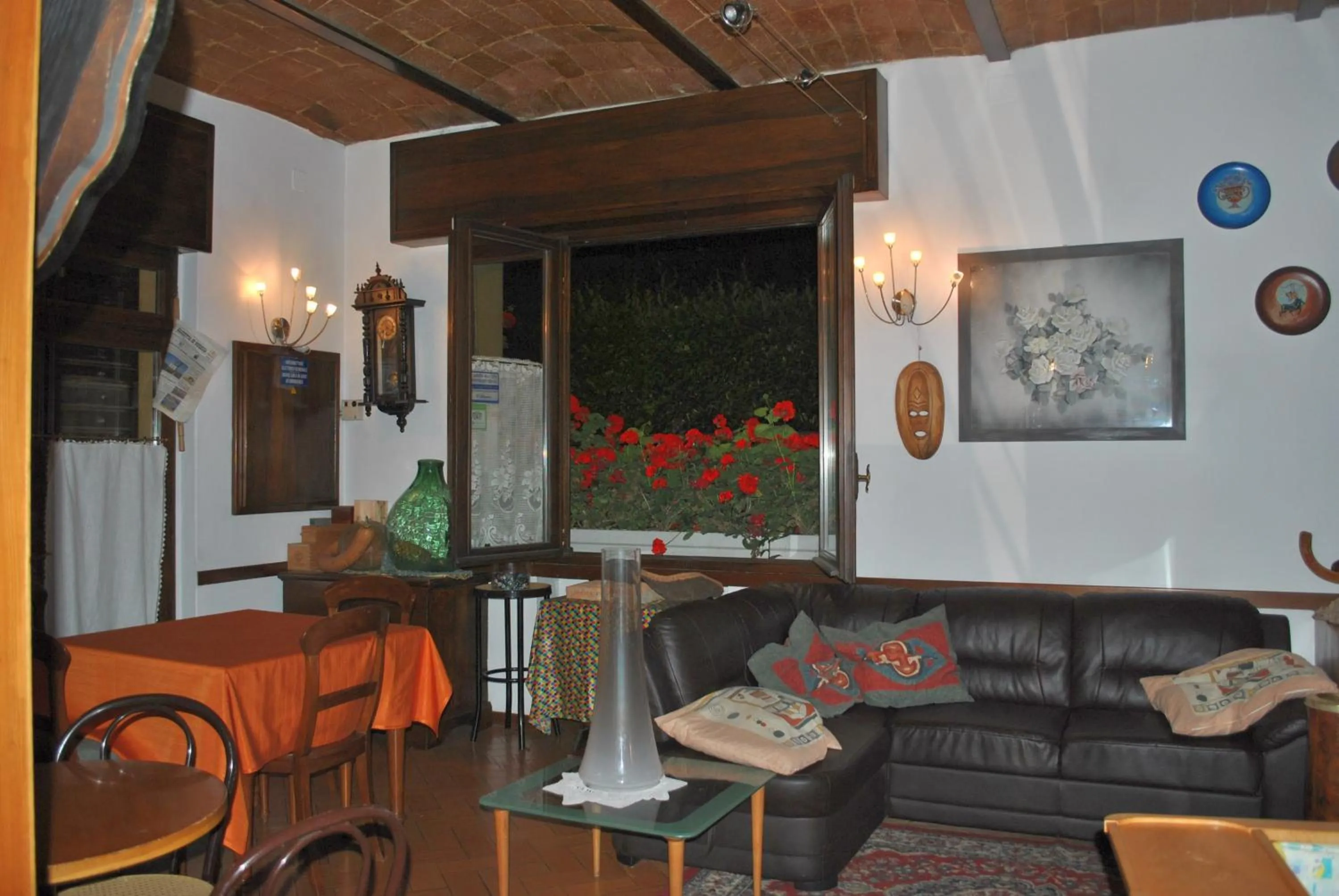 Communal lounge/ TV room in La Lanterna di Guiglia