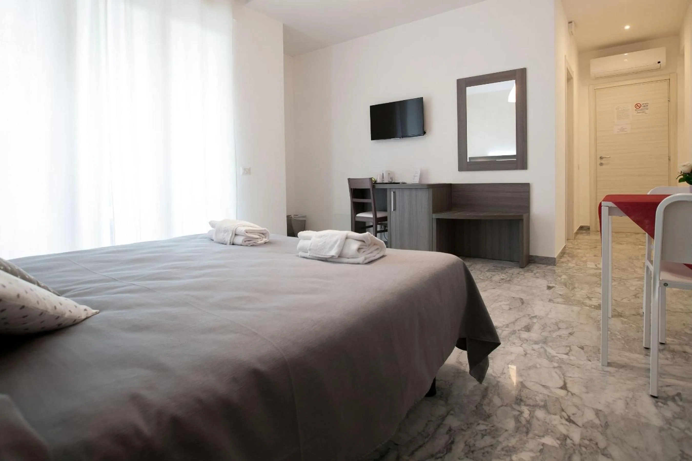 Day, Bed in B&B Momenti Romani