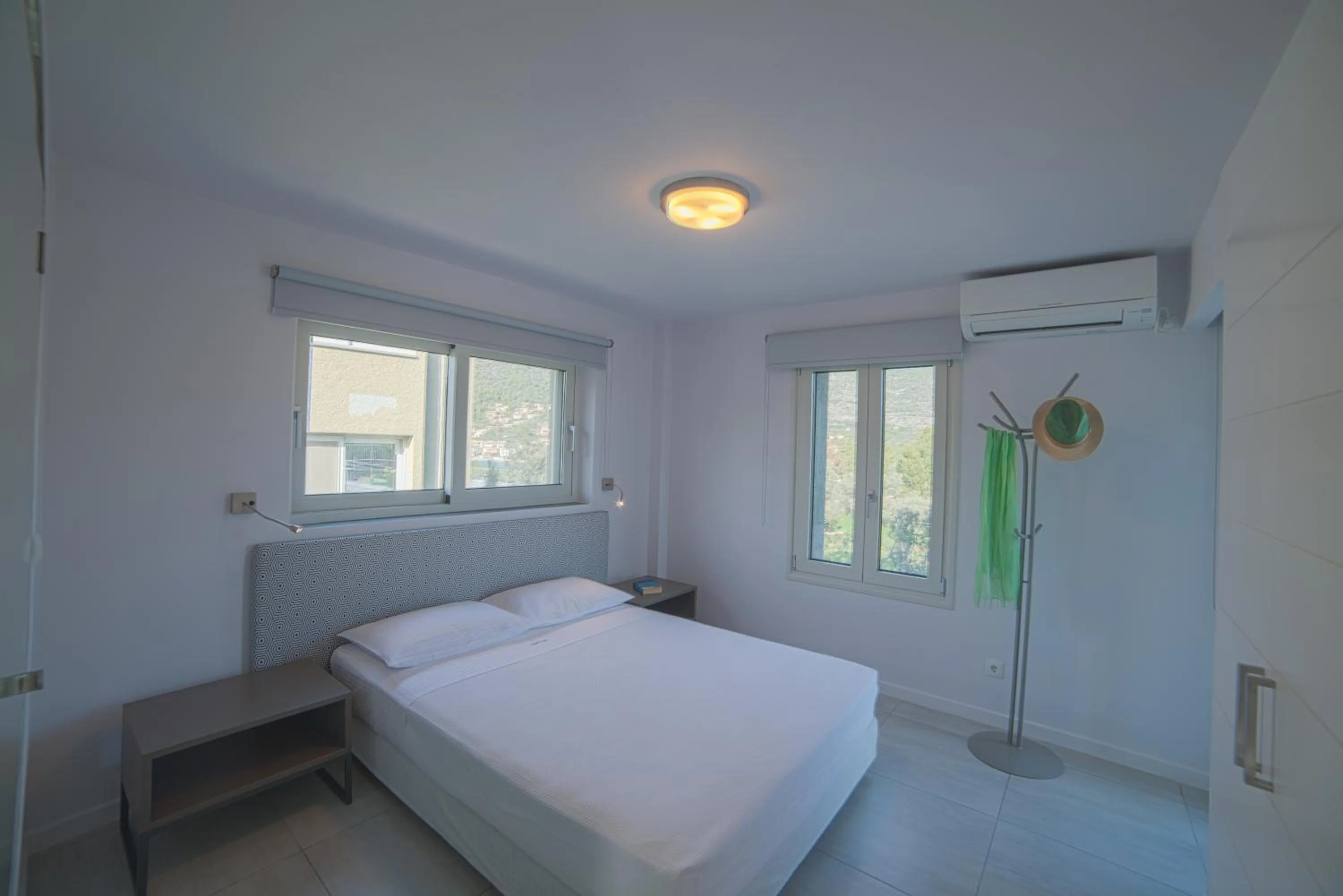 Photo of the whole room, Bed in Lavender Cove