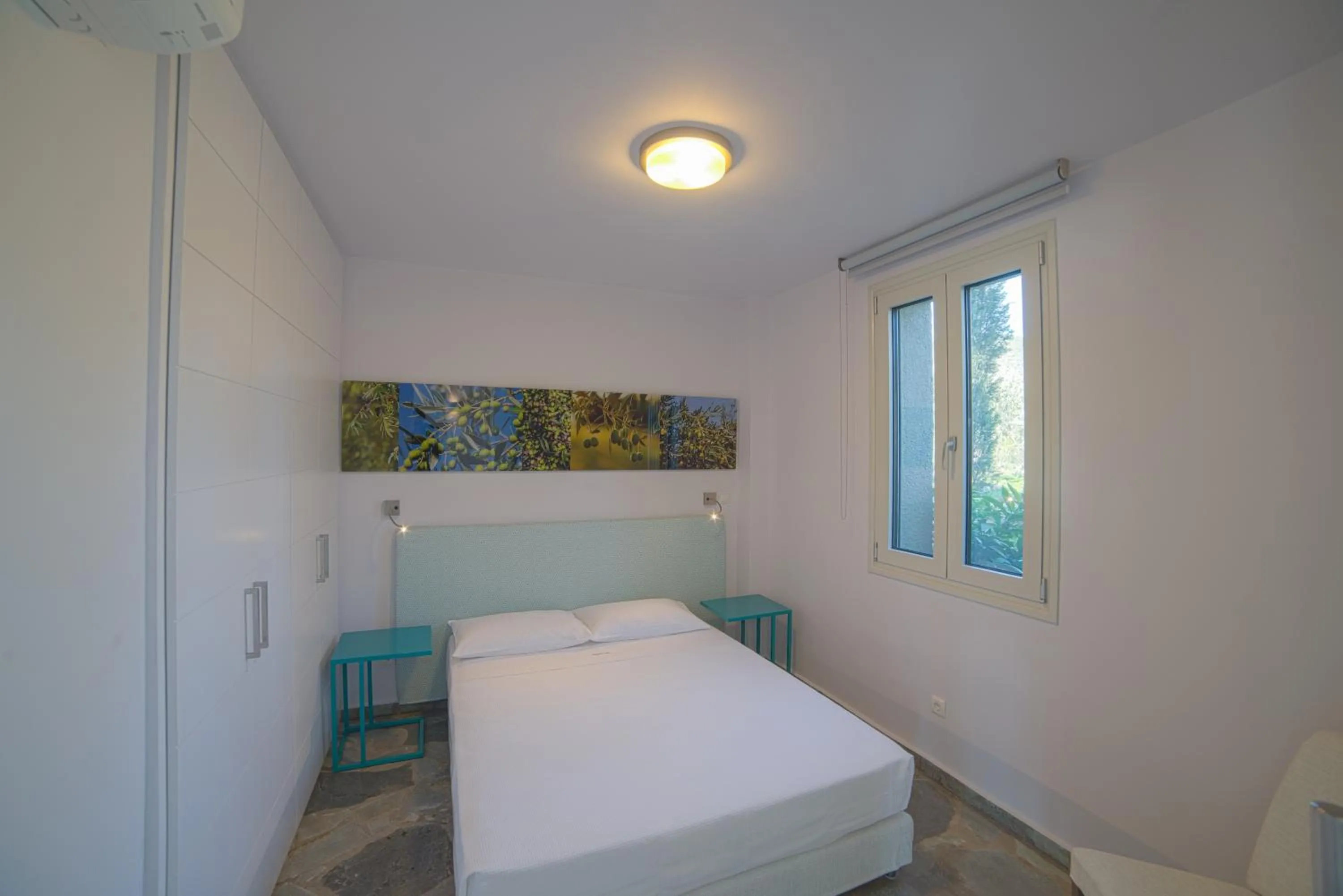 Photo of the whole room, Bed in Lavender Cove