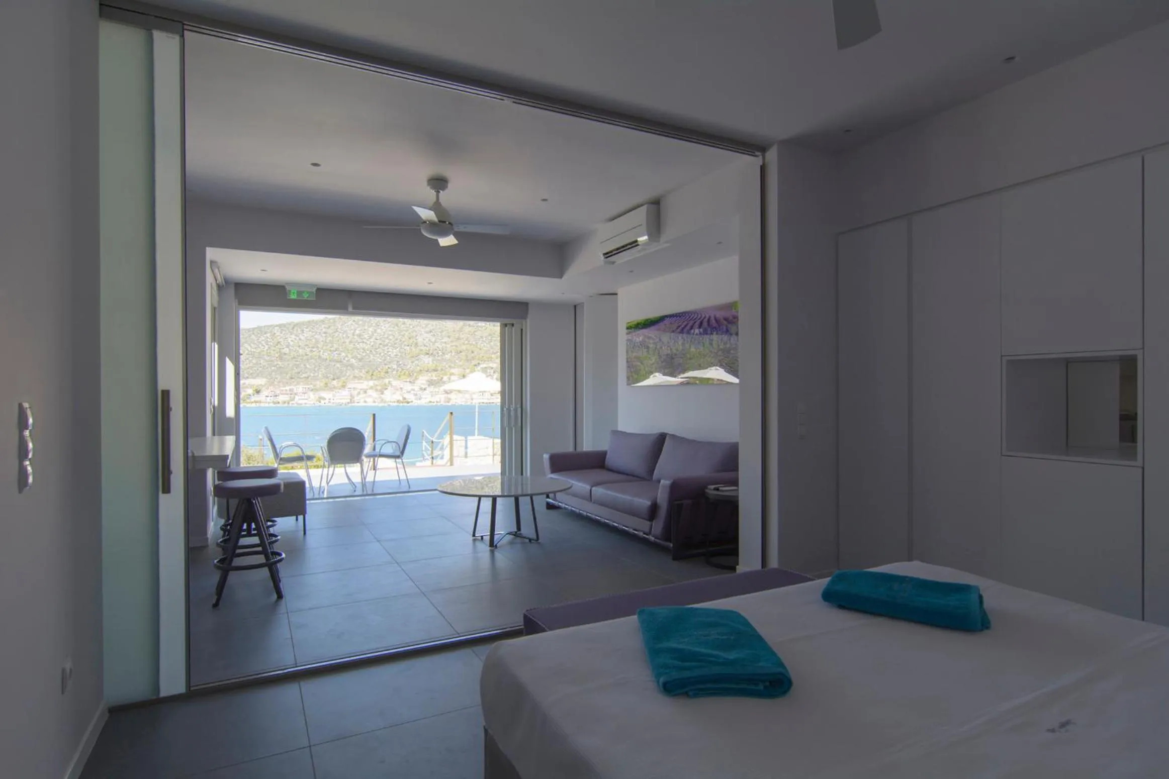 Living room, Bed in Lavender Cove