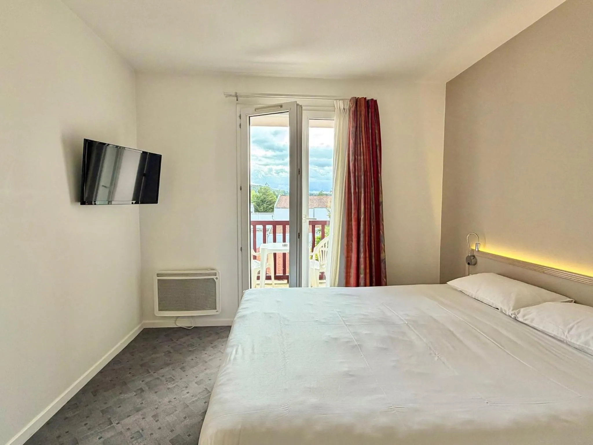 Double Room with Terrace in Hôtel-Restaurant de La Paix