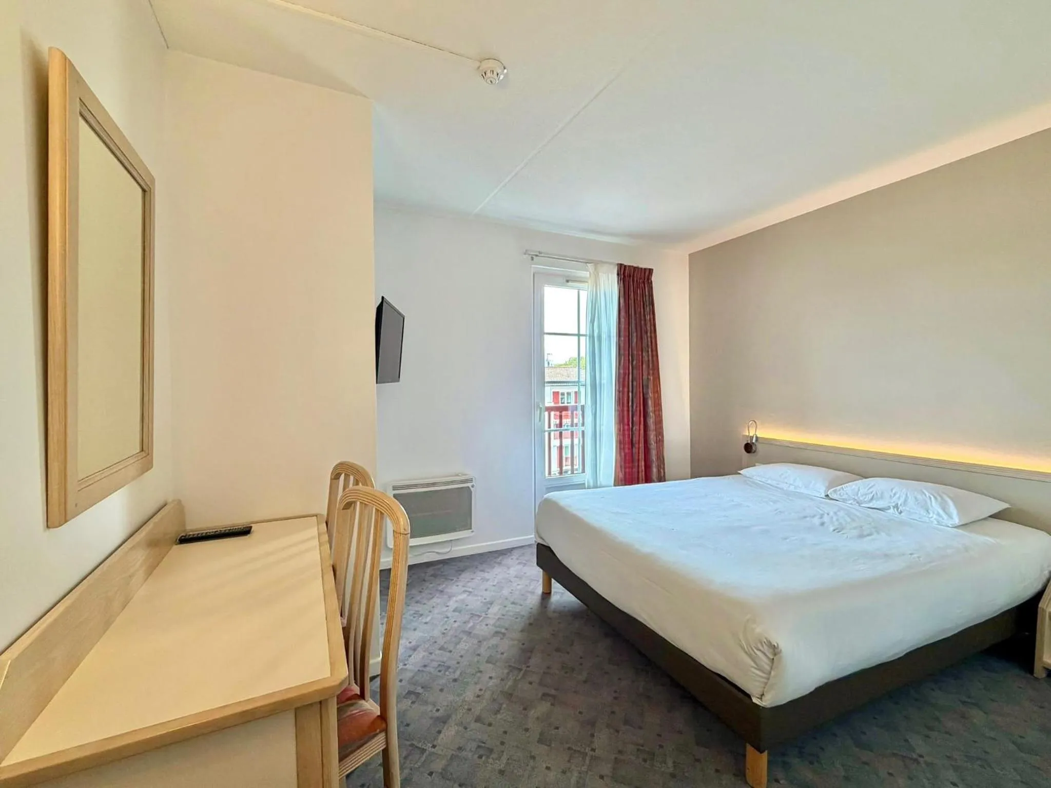 Double or Twin Room with Balcony in Hôtel-Restaurant de La Paix