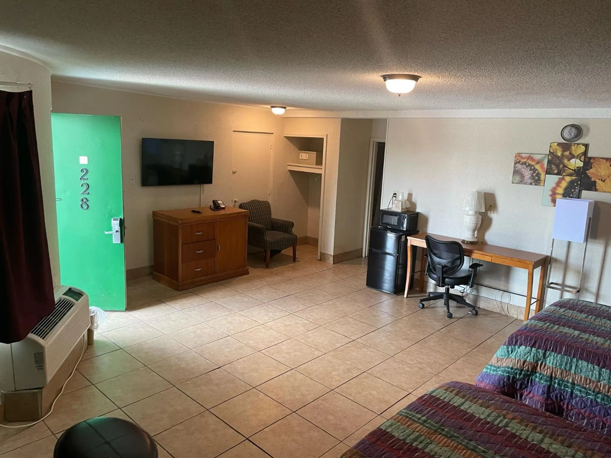 Living room in Budgetel Inn and Suites - Louisville