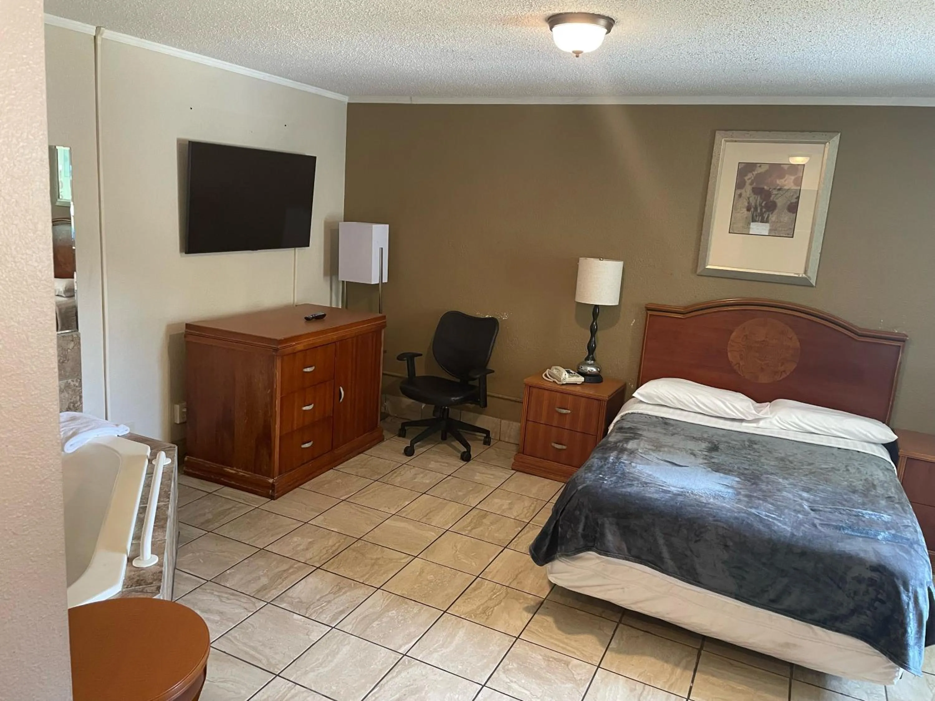 TV and multimedia, Bed in Budgetel Inn and Suites - Louisville