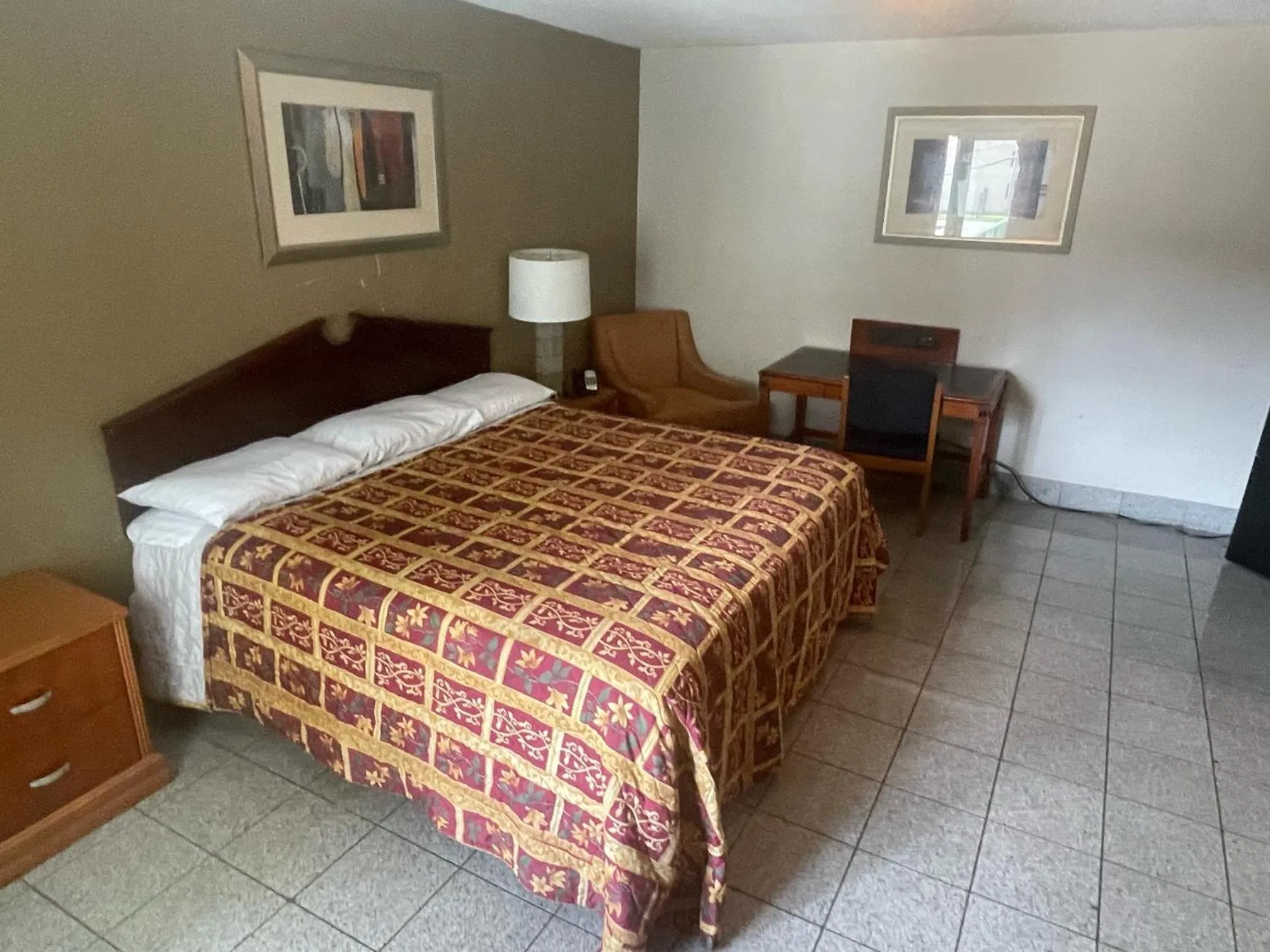 Bed in Budgetel Inn and Suites - Louisville