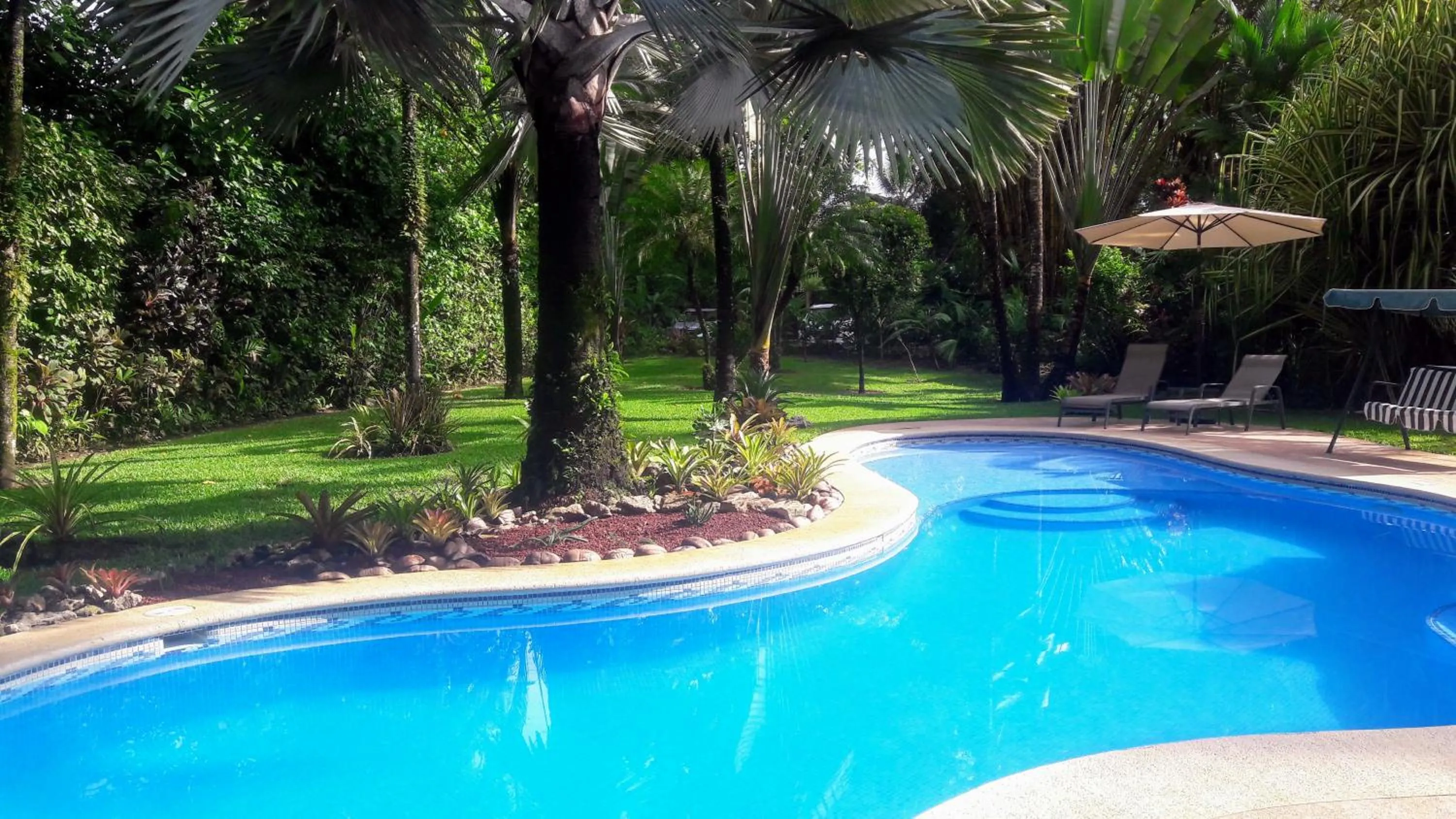Swimming pool in Playa Negra Guesthouse