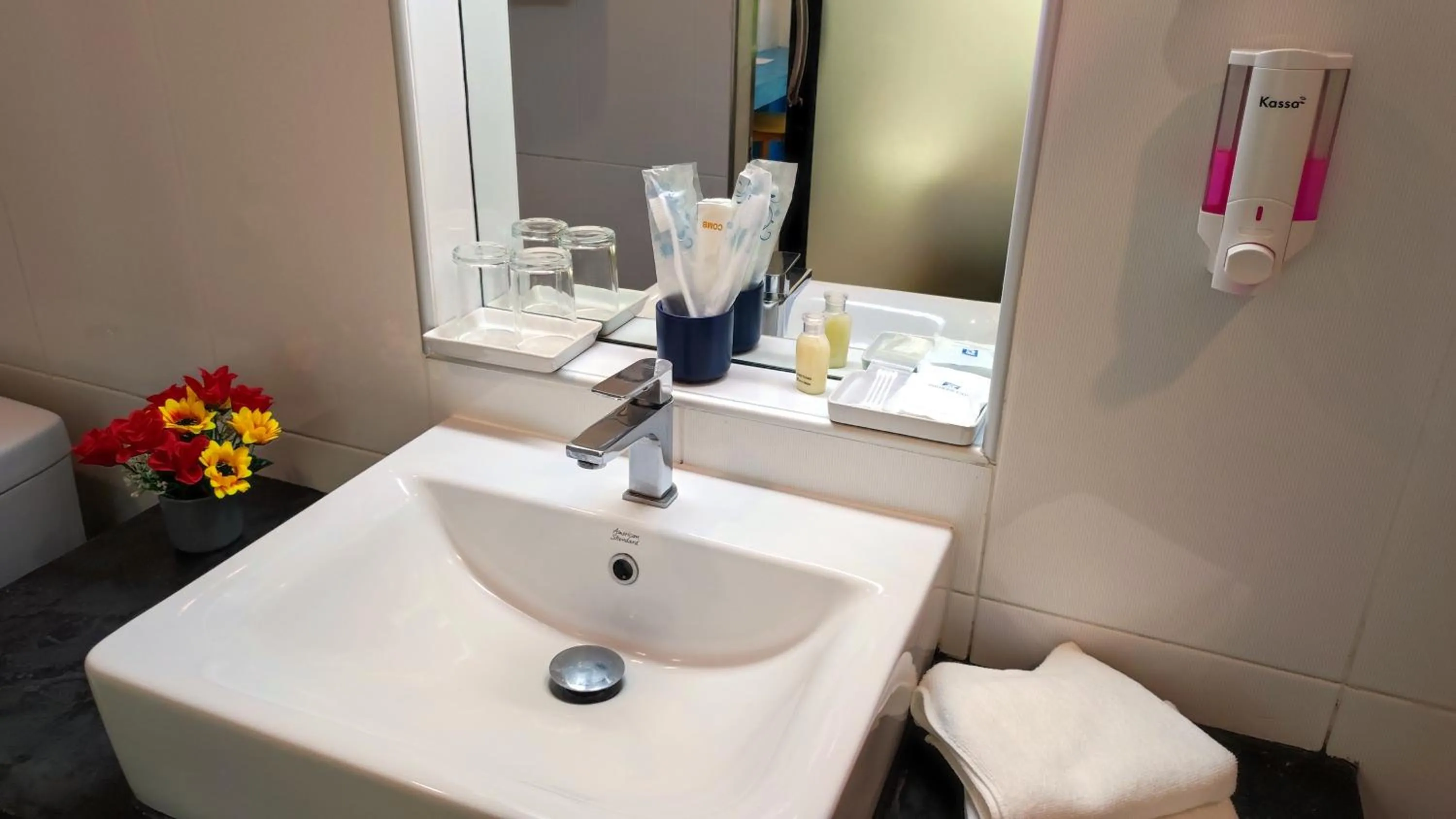 Bathroom in Hotel Montha