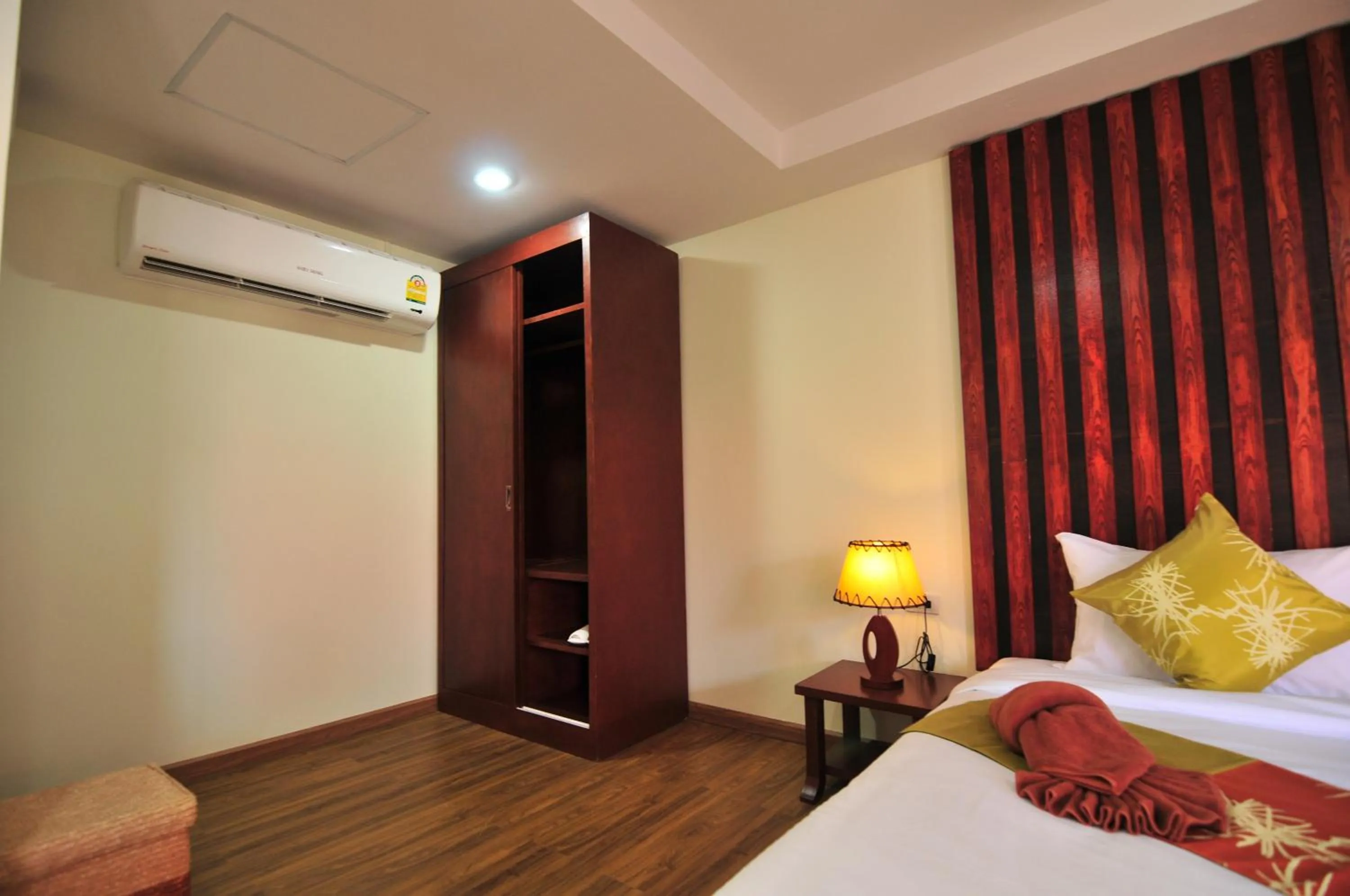 Photo of the whole room, Bed in Phi Phi Little Star Resort