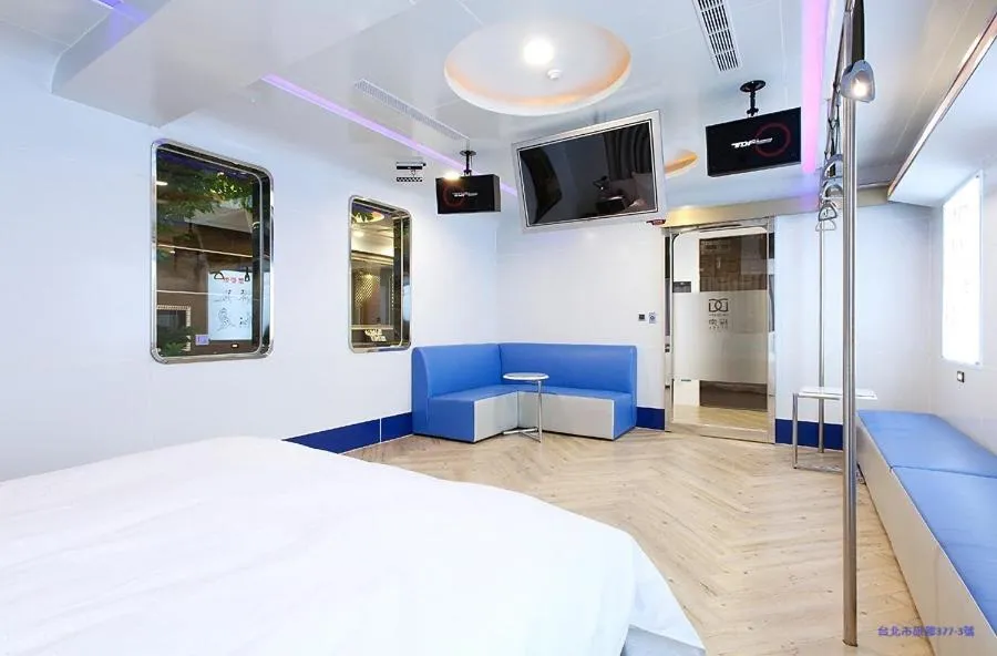 Bed in 探索汽車旅館 延平館 台北市旅館377-3號