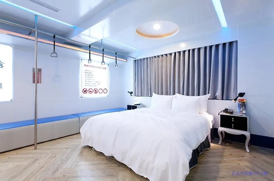 Bed in 探索汽車旅館 延平館 台北市旅館377-3號