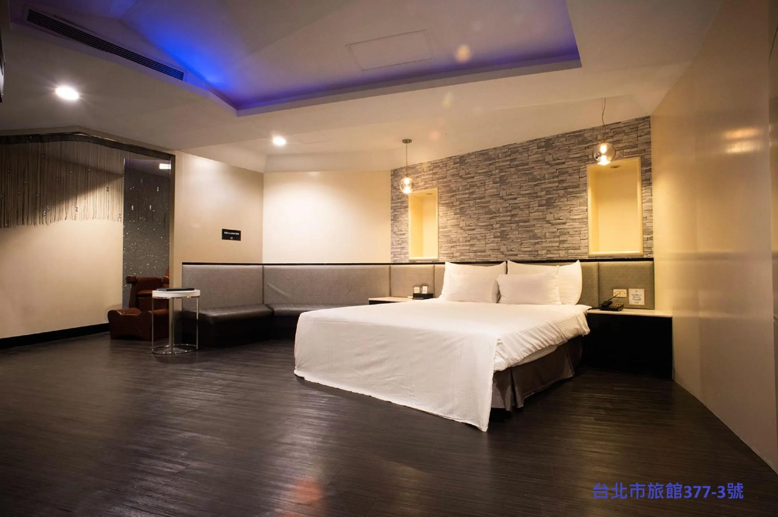 Bed in 探索汽車旅館 延平館 台北市旅館377-3號